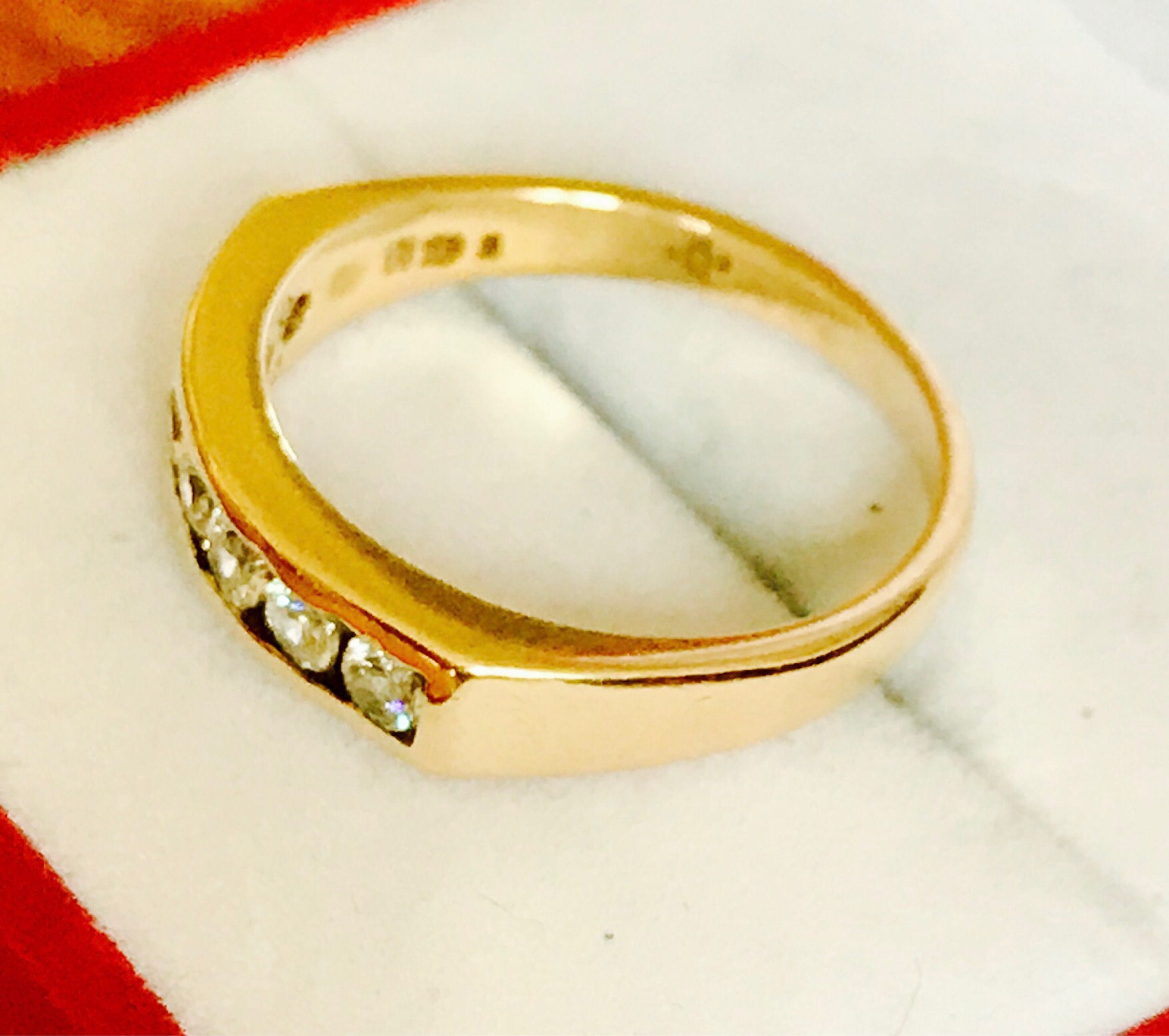 Vintage 9ct gold CZ ring