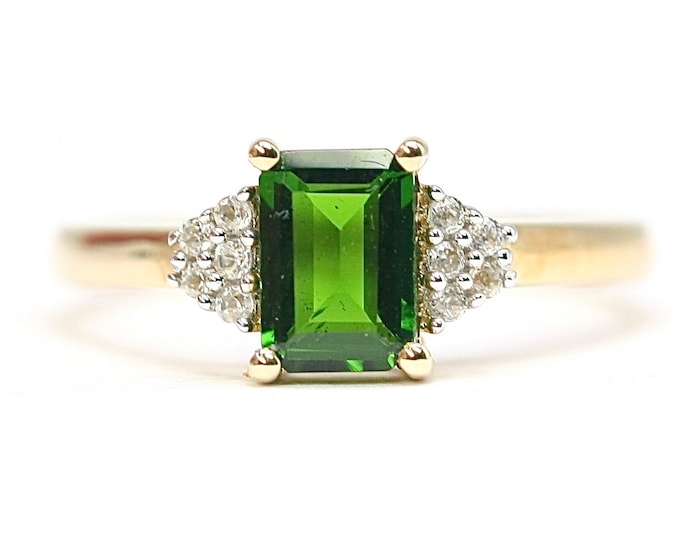 Superb 9ct gold Diopside and Zircon dress ring - fully hallmarked - size N or US 6 1/2