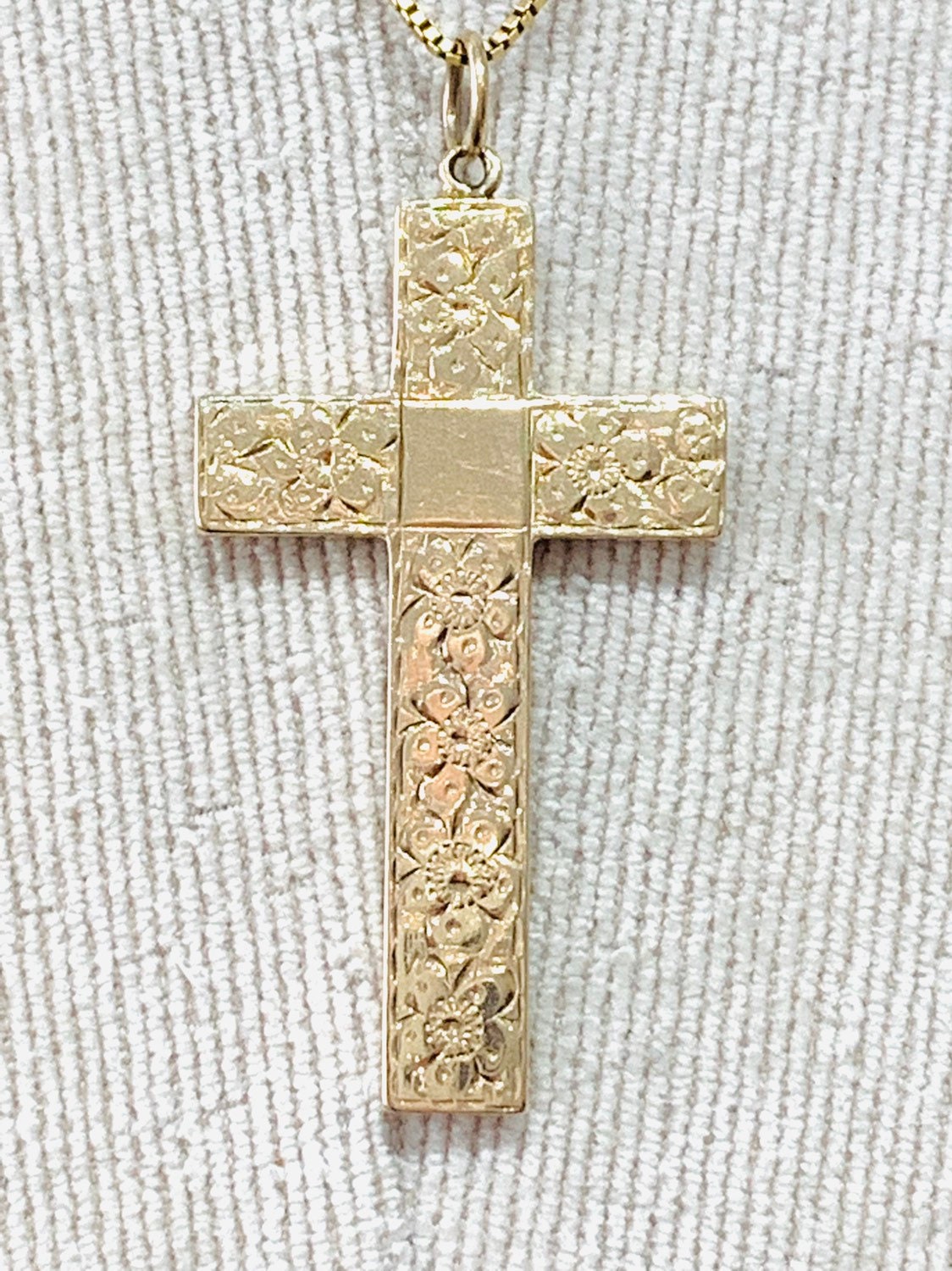Stunning heavy vintage 9ct gold 16 inch embossed Cross necklace fully