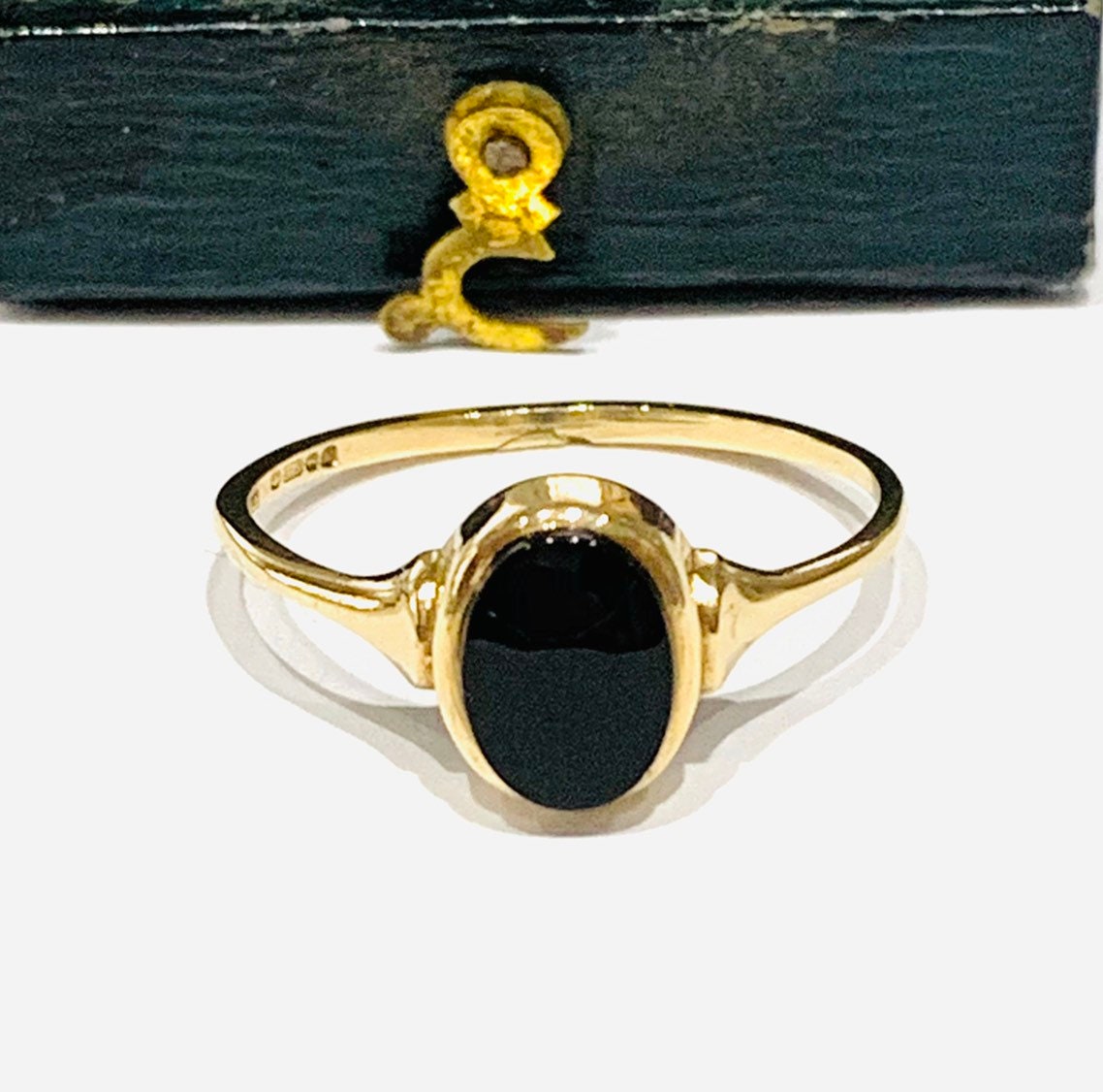 Ladies onyx signet ring deals