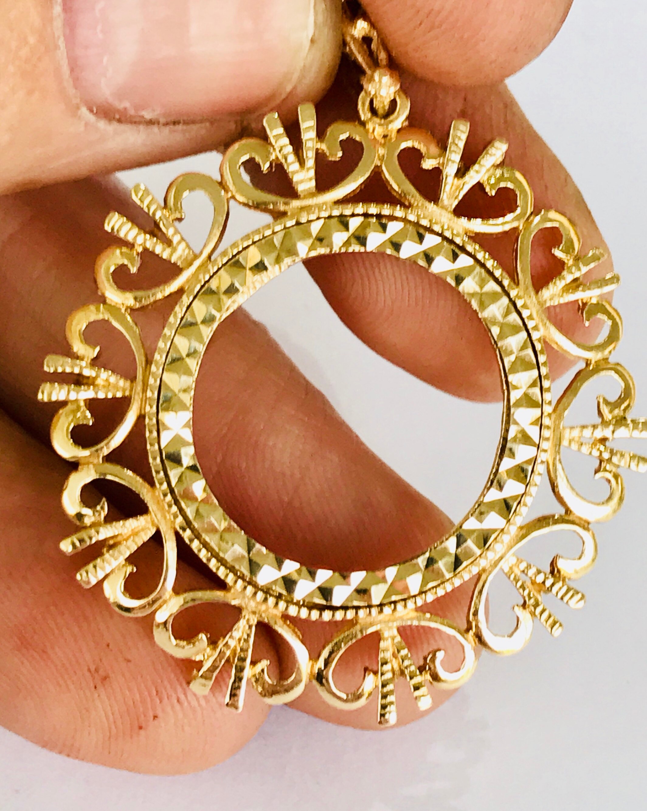 Stunning ornate vintage 9ct yellow gold Sovereign mount pendant ...