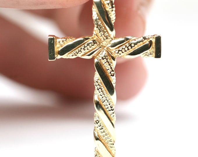 9ct gold textured cross pendant - fully hallmarked - 5gms