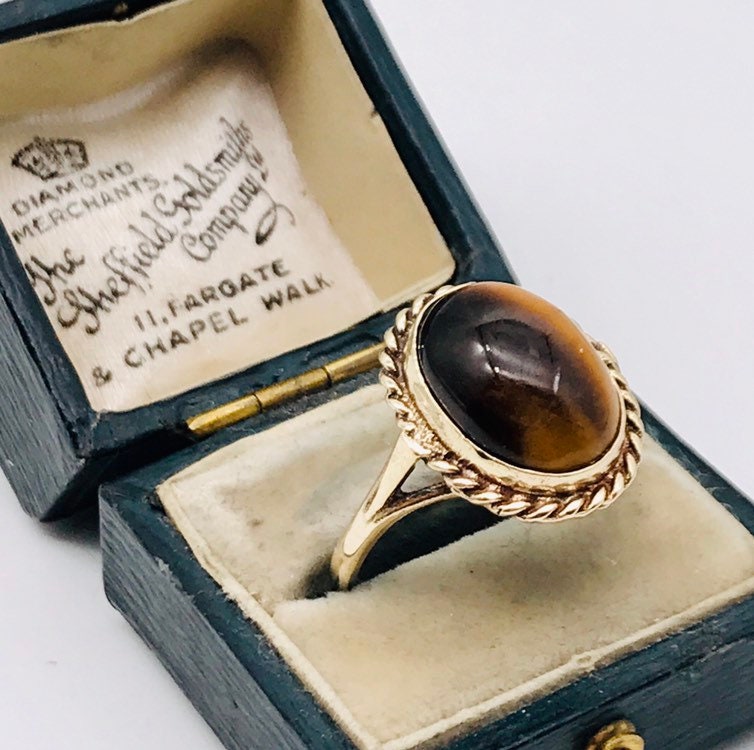 Stunning vintage large 9ct yellow gold Tigers Eye ring - hallmarked