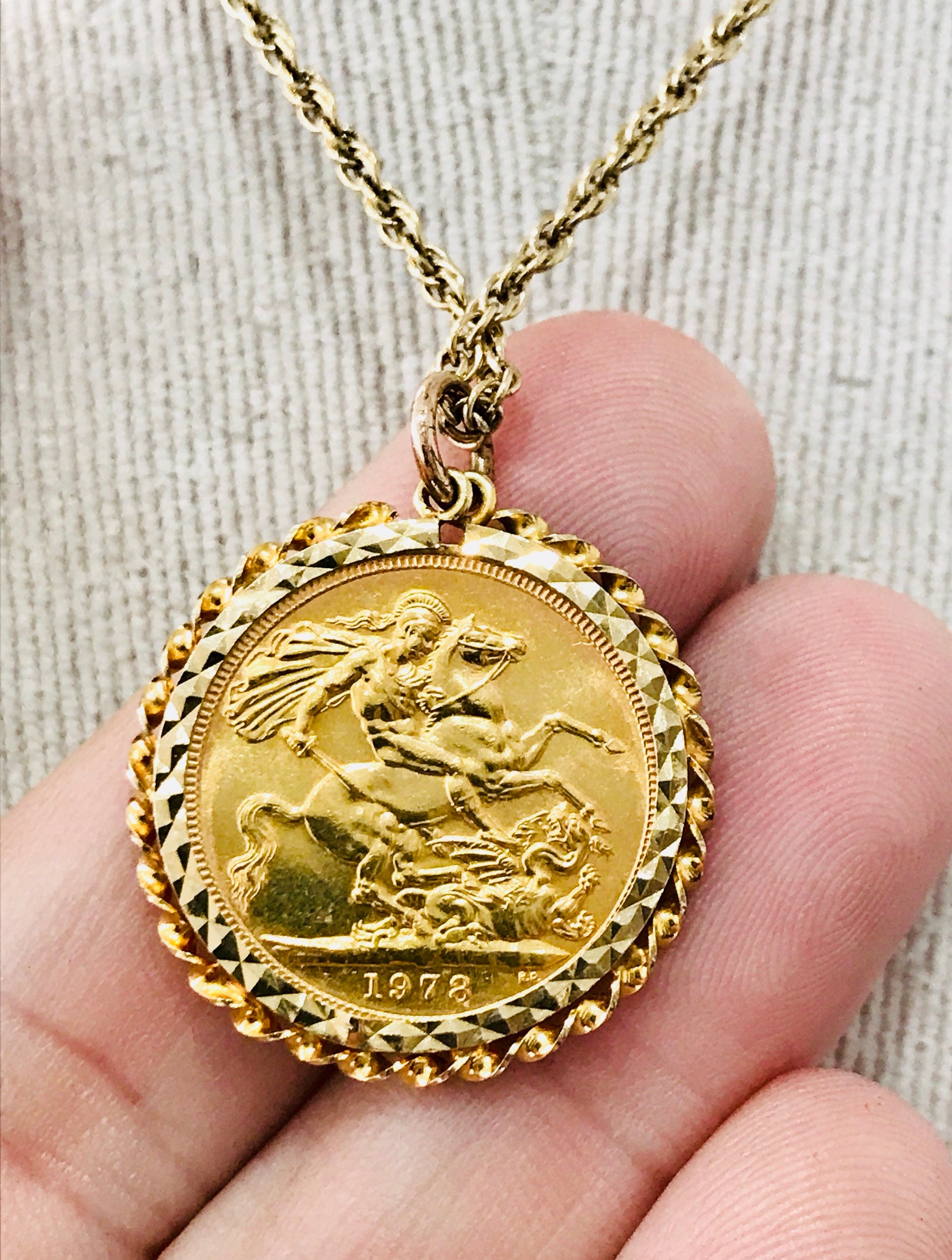 9ct Yellow Gold Full Sovereign Plain Coin Mount Pendant | Buy Online | Free  Insured UK Delivery