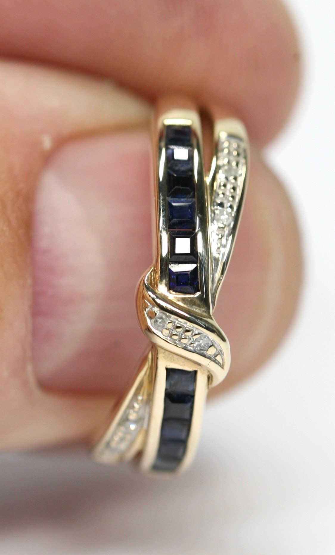 Stunning vintage 9ct gold Sapphire and Diamond crossover ring - fully 