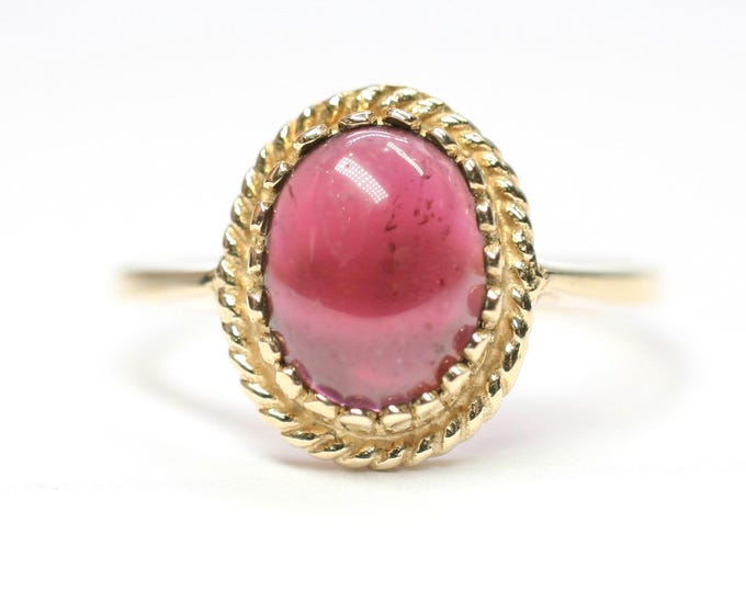 Superb vintage 9ct gold Garnet cabochon ring - fully hallmarked - size O or US 7