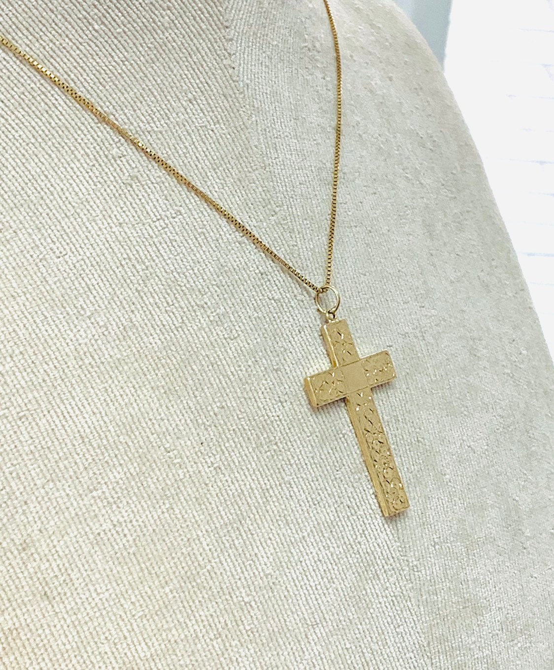 Stunning heavy vintage 9ct gold 16 inch embossed Cross necklace fully