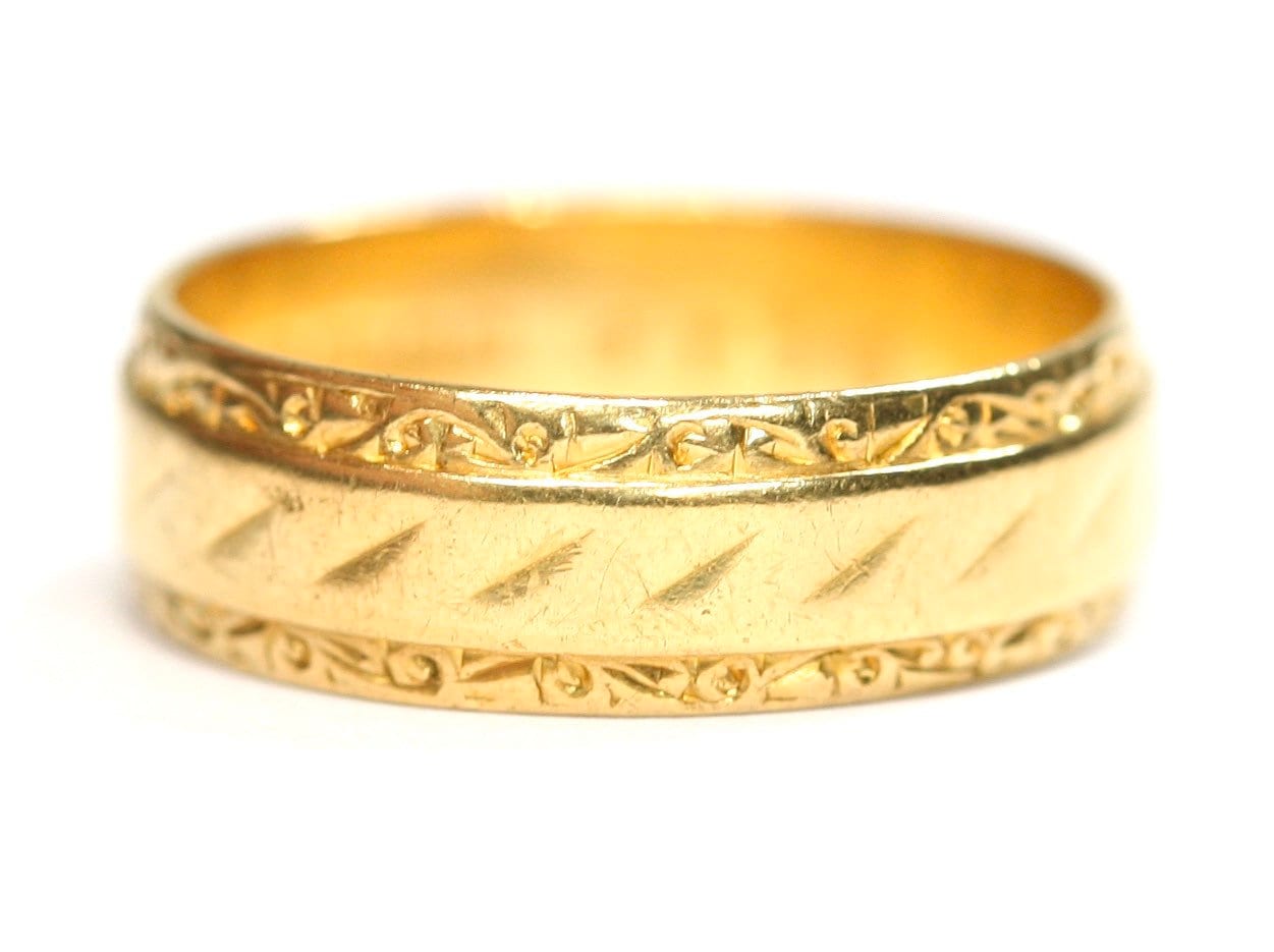 Vintage patterned 22ct gold wedding ring - hallmarked Birmingham 1962