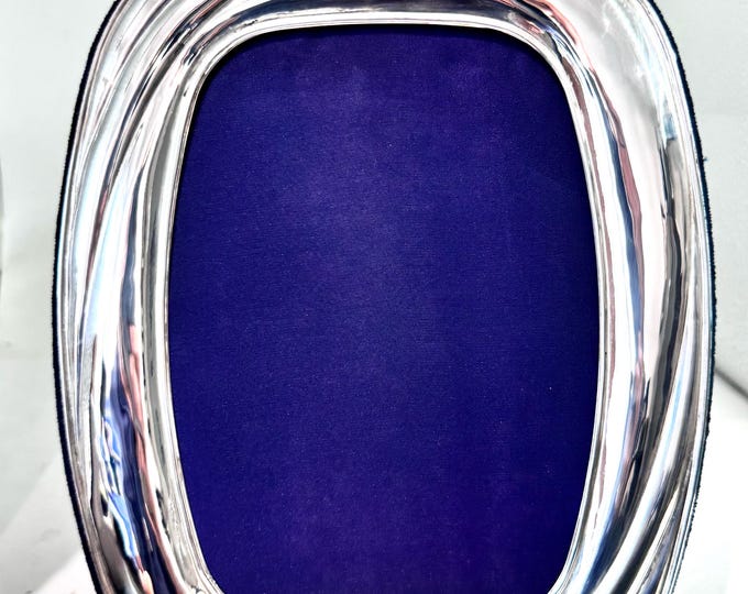 Stunning vintage Sterling Silver photograph frame - hallmarked Sheffield 2000 - 9 1/2 x 7 1/2 inches