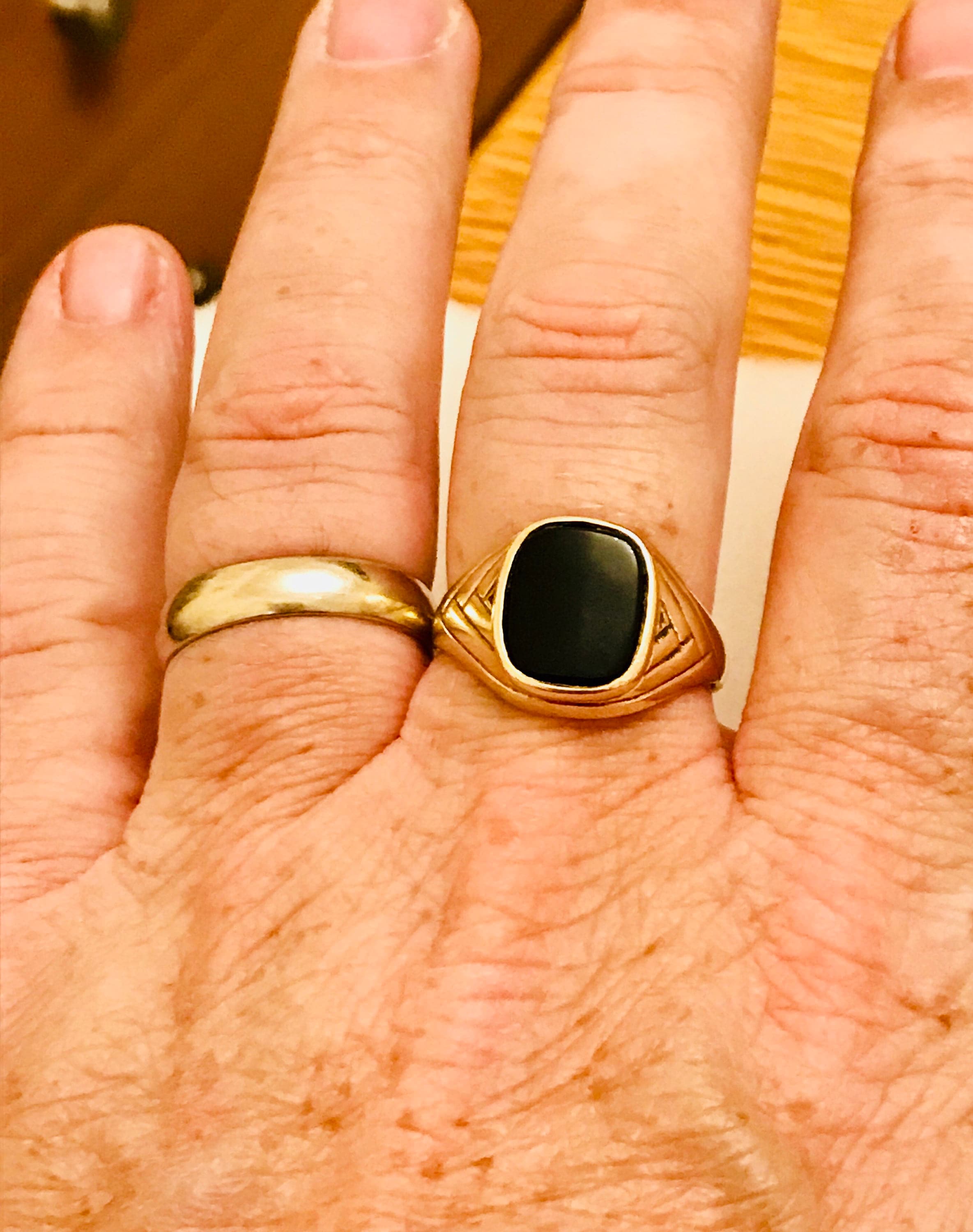 Fabulous vintage 9ct yellow gold men's onyx signet ring - fully hallmarked