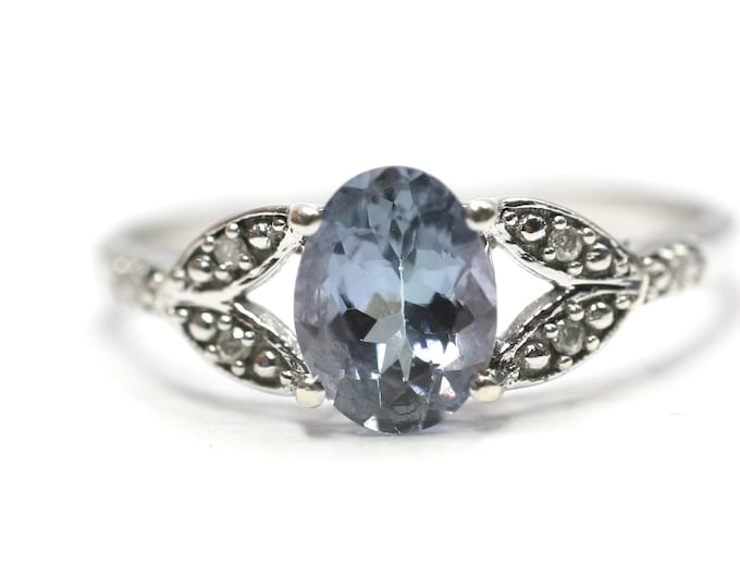 Superb vintage 9ct white gold Topaz & Diamond ring - fully hallmarked - size R 1/2 or US 8 3/4