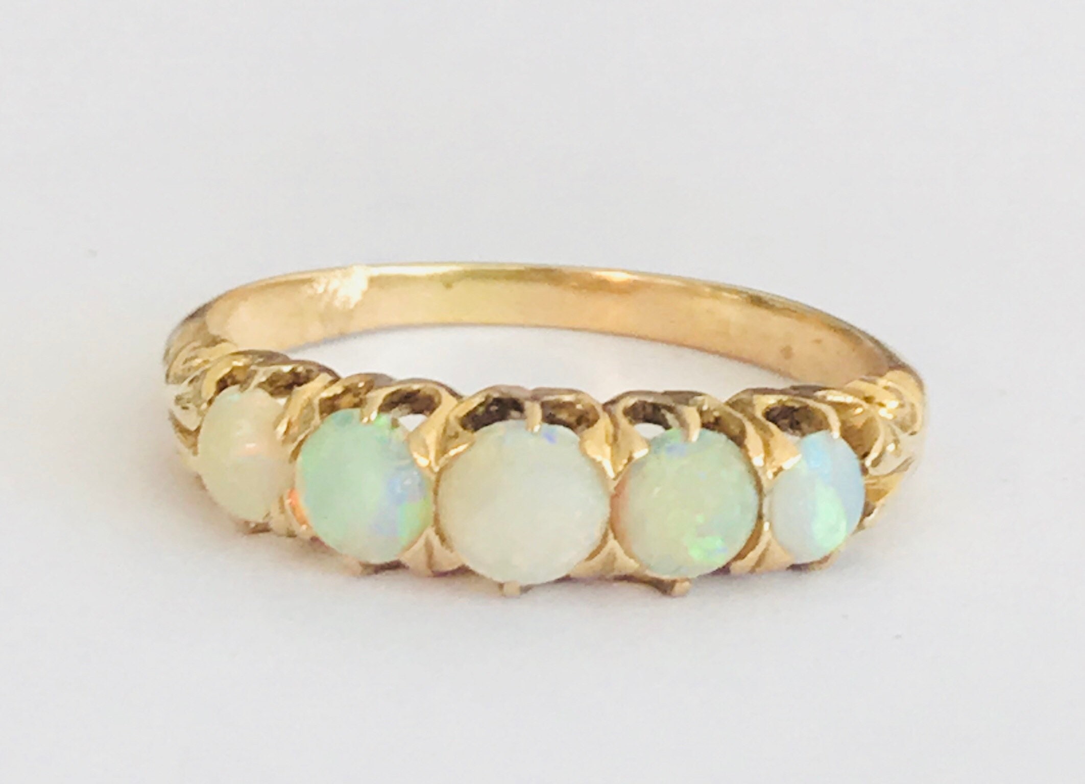 Fabulous antique 18ct gold Opal ring in excellent condition
