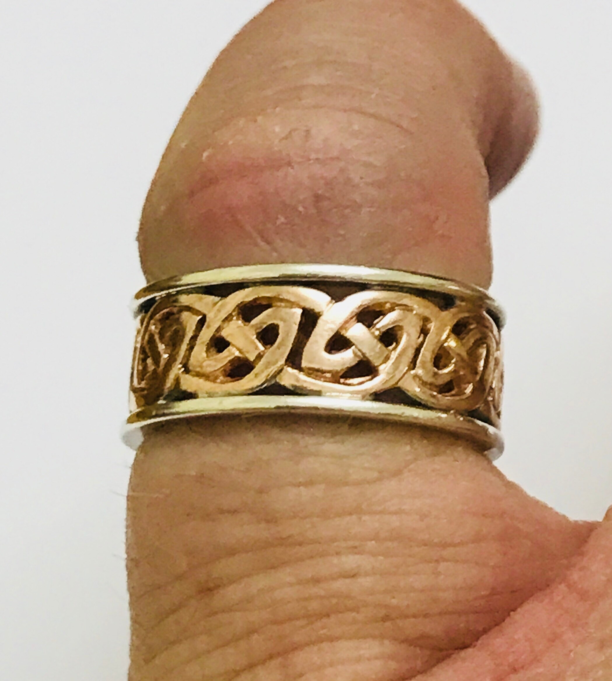 Stunning vintage 9ct rose & while gold Celtic patterned ring fully
