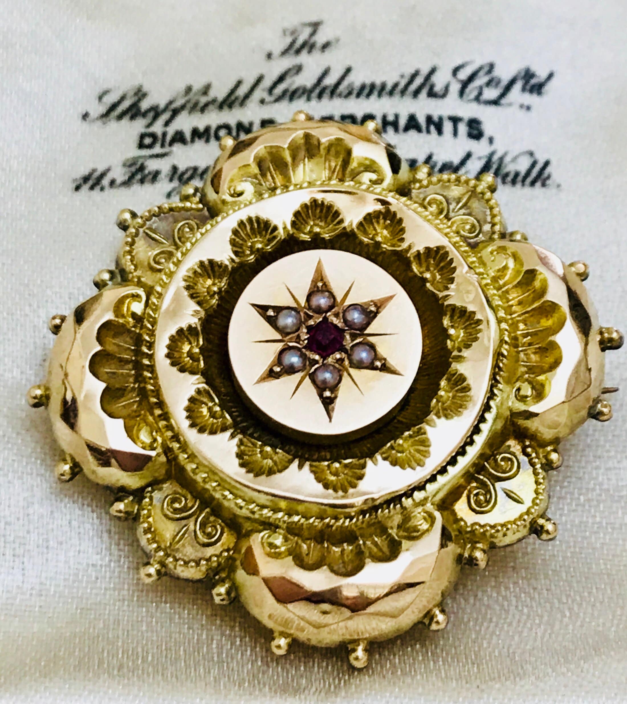 Stunning Victorian 9ct gold Ruby & seed Pearl Locket brooch