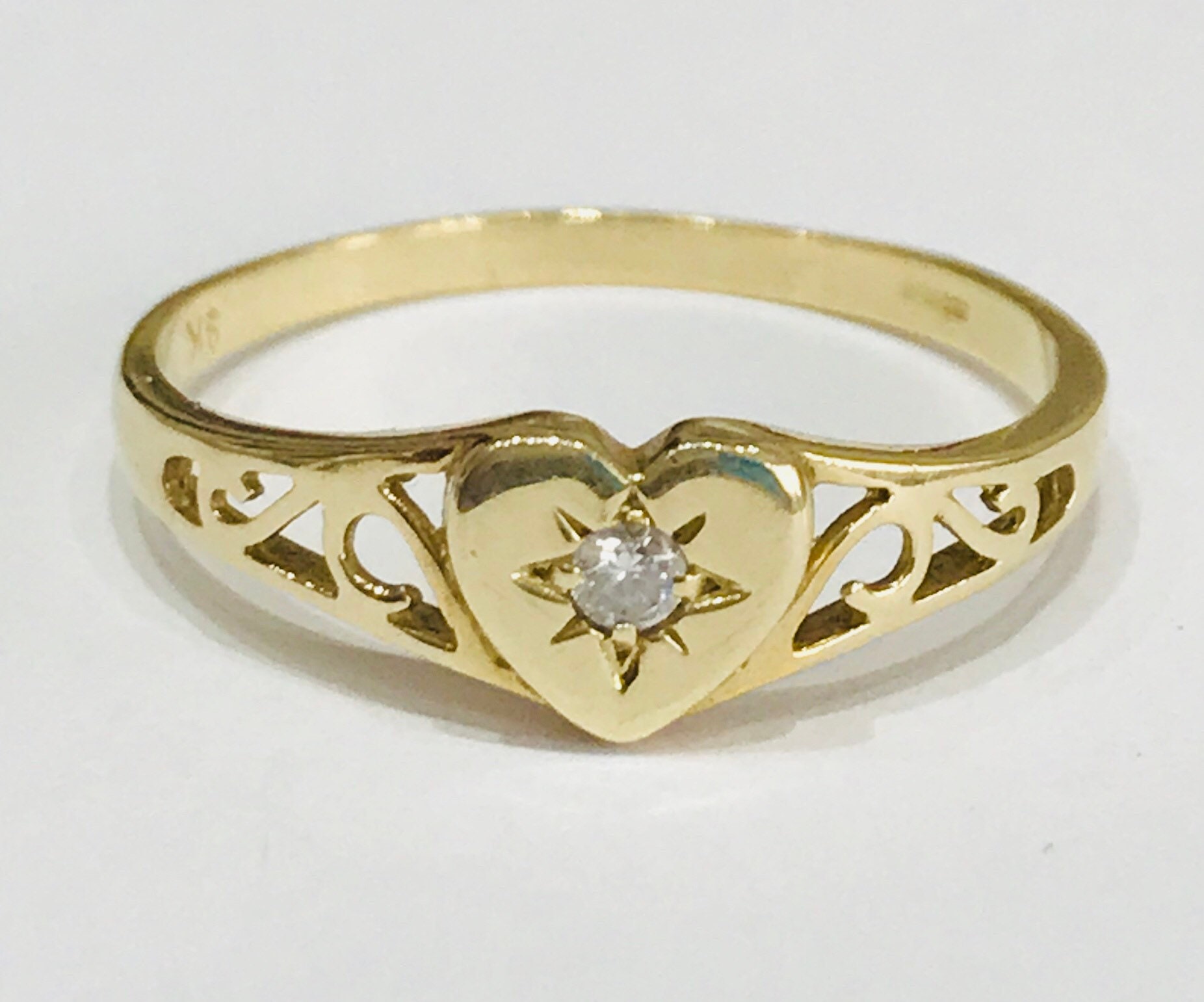 Vintage heart shaped 9ct yellow gold ring with cubic zirconia fully