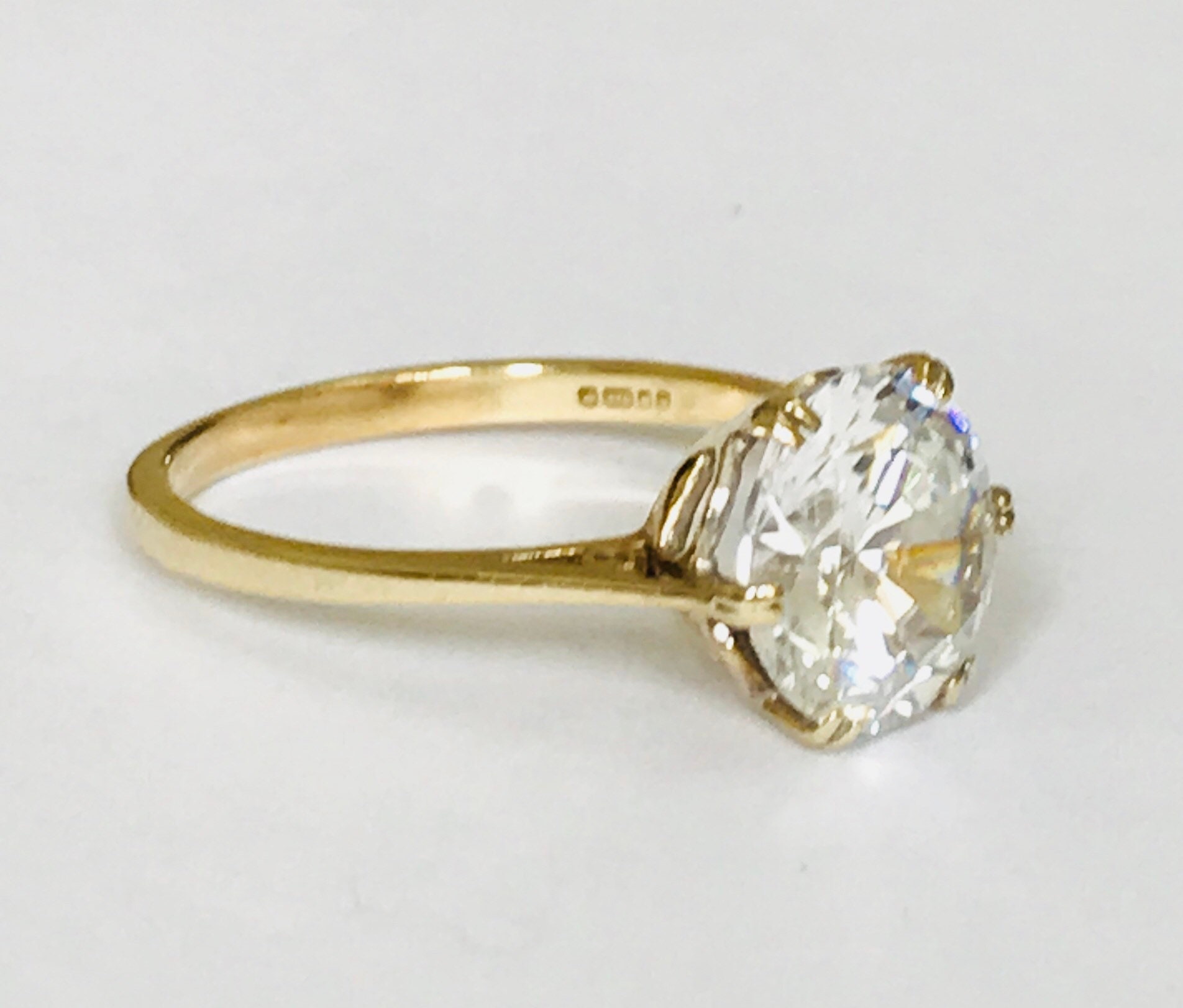Super sparkling vintage 9ct yellow gold Cubic Zirconia solitaire ring fully hallmarked Super sparkling vintage 9ct yellow gold Cubic Zirconia solitaire ring fully hallmarked