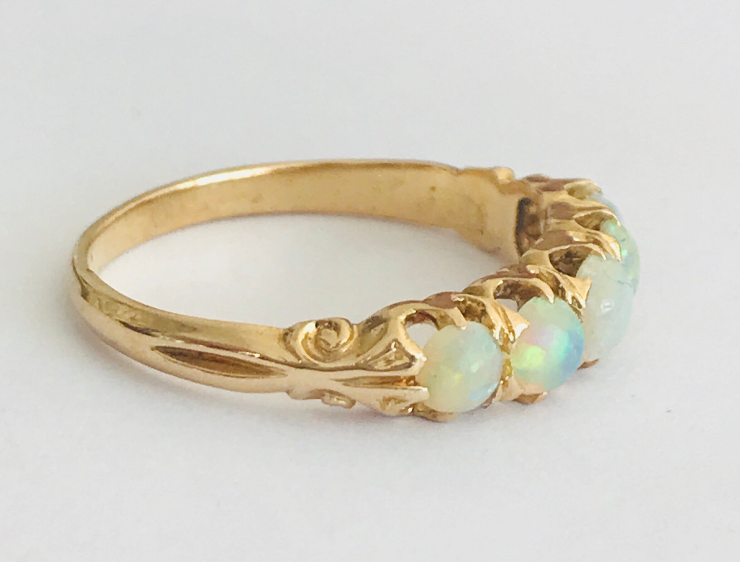 Fabulous antique 18ct gold Opal ring in excellent condition