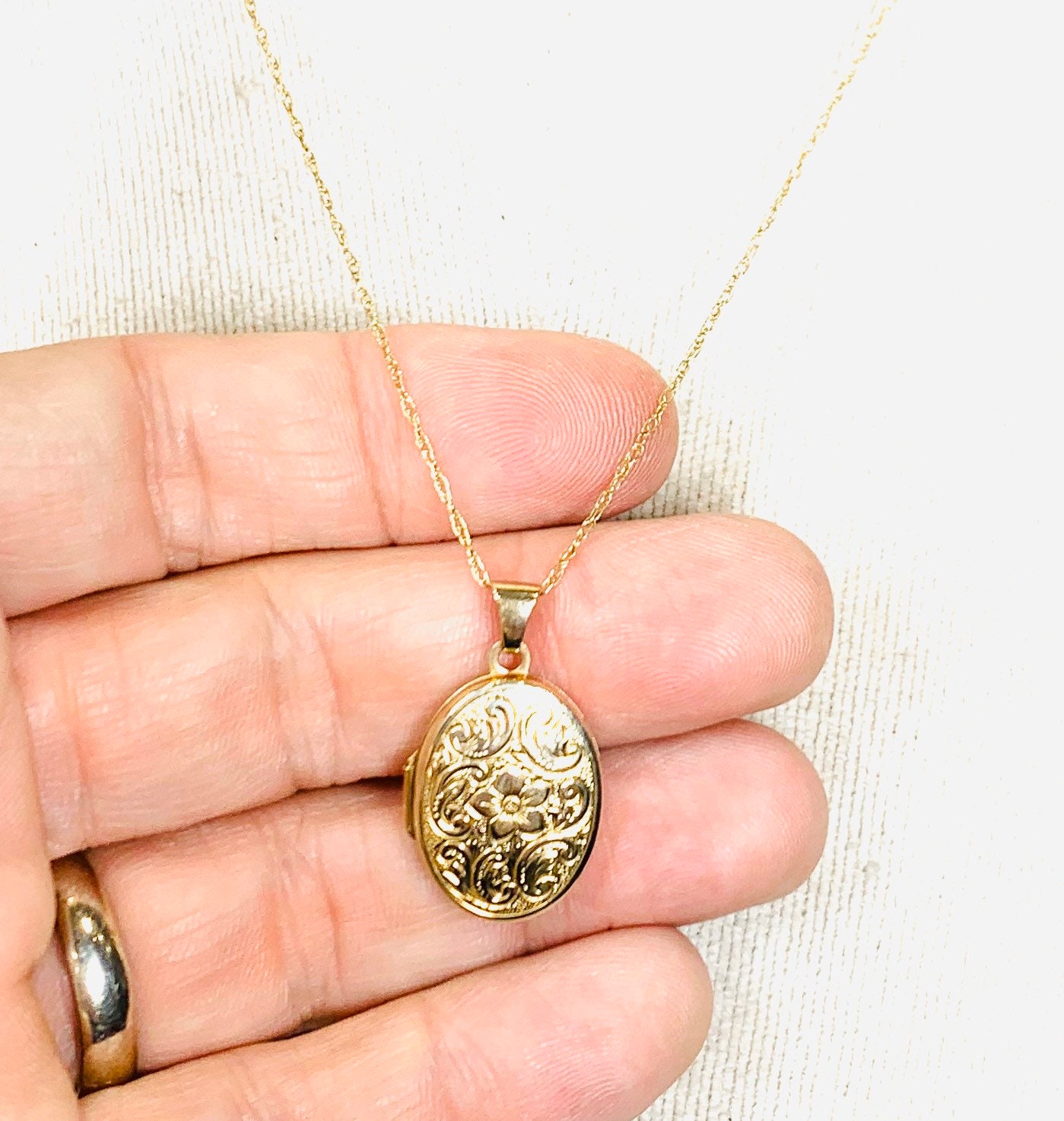 Superb vintage 9ct yellow gold double Locket 18 inch necklace fully