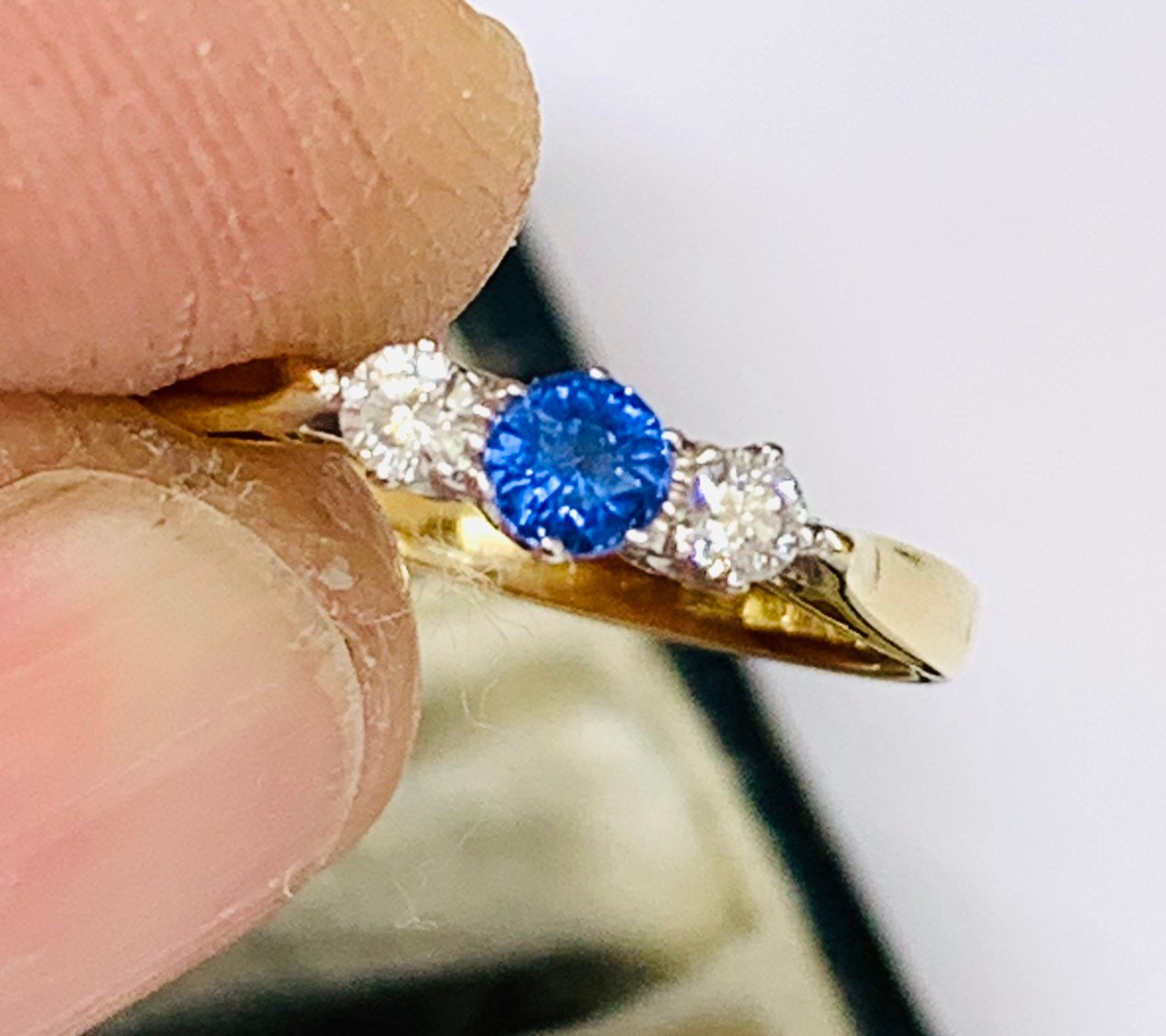 Stunning vintage 18ct gold Sapphire & Diamond engagement ring fully