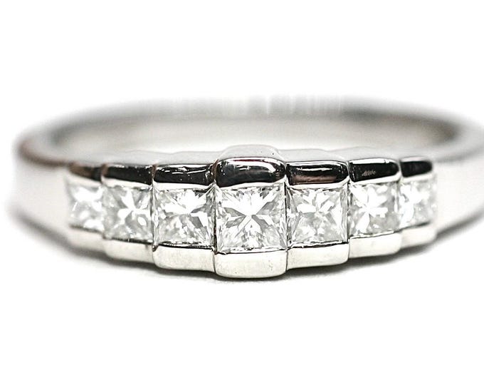 Beautiful 18ct white gold Diamond ring - Fully hallmarked - size N or US 6.5