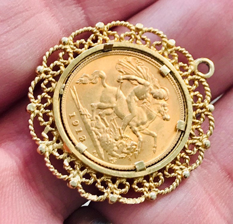Stunning Vintage 9ct Gold Half Sovereign Mount Pendant Fully