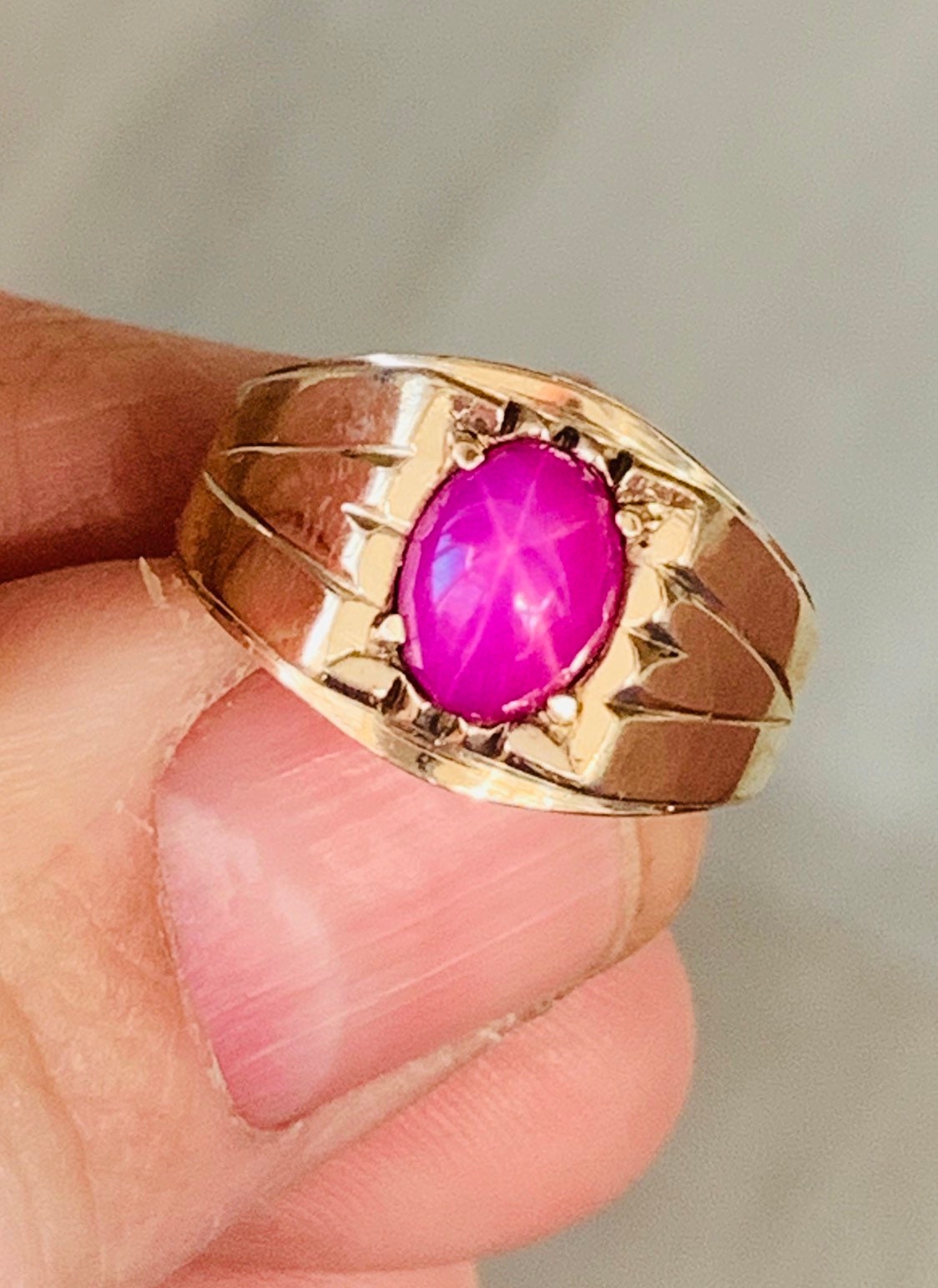 Stunning rare vintage 9ct yellow gold Star Ruby ring - size M / 6