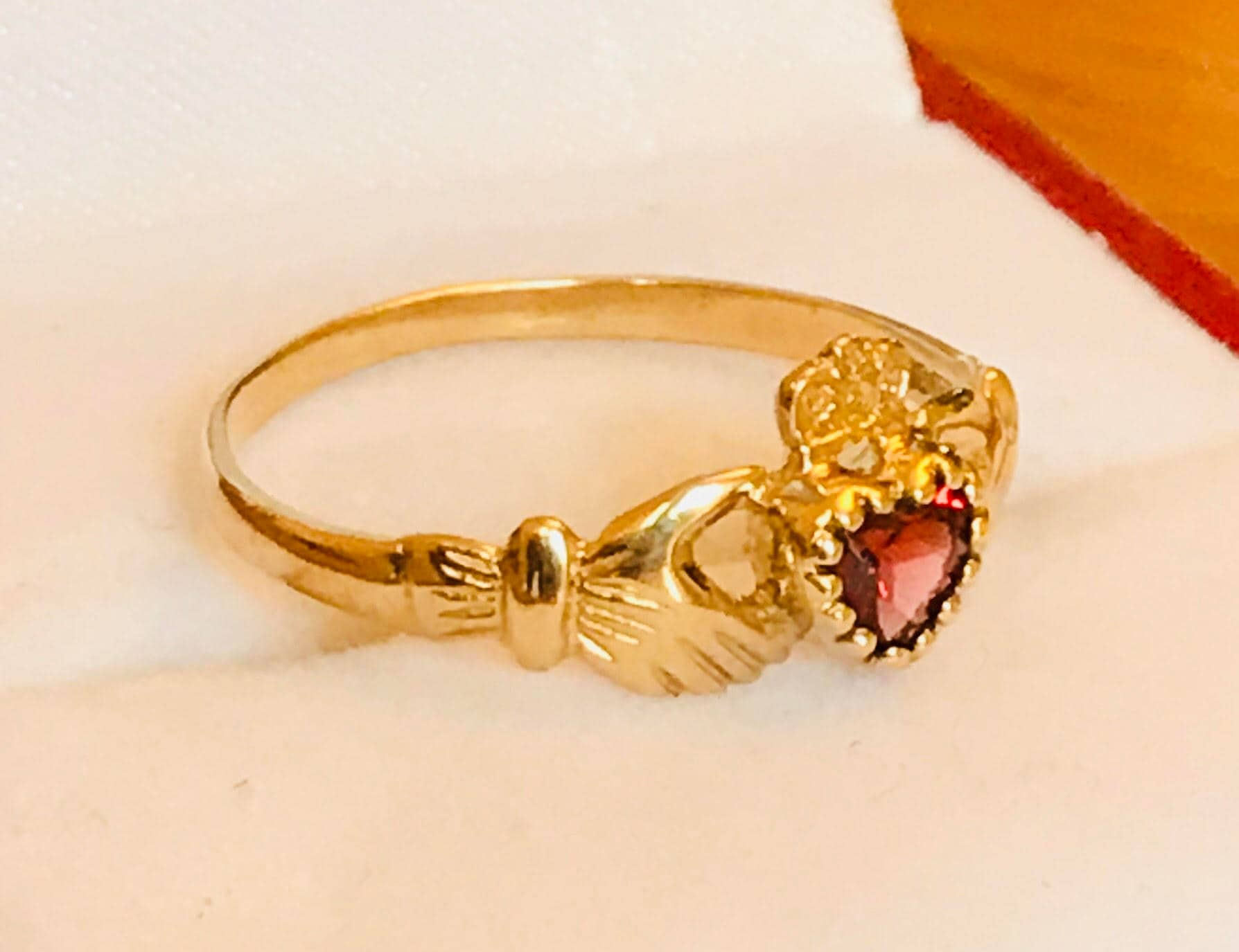 Stunning vintage 9ct gold garnet Claddagh ring - fully hallmarked