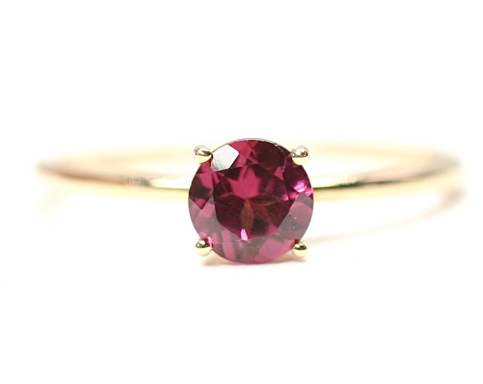 9ct gold Garnet ring - fully hallmarked - size L 1/2 or US 5 3/4
