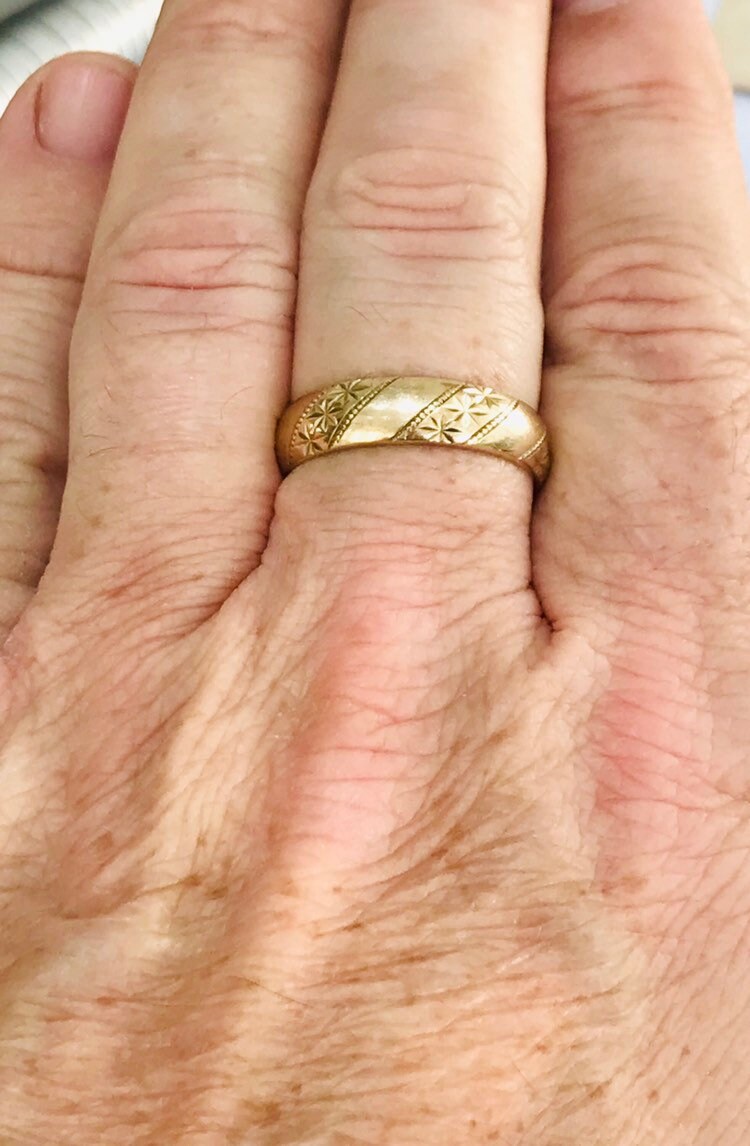 Stunning vintage Men&#039;s 9ct yellow gold patterned wedding ring