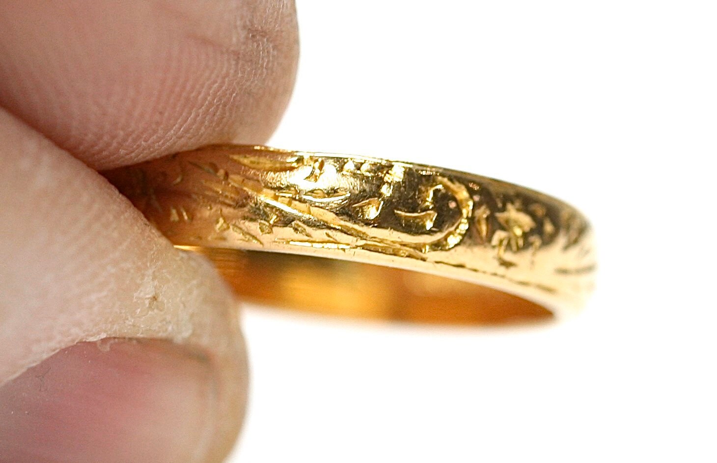 Fabulous vintage 22ct gold patterned wedding ring - hallmarked London
