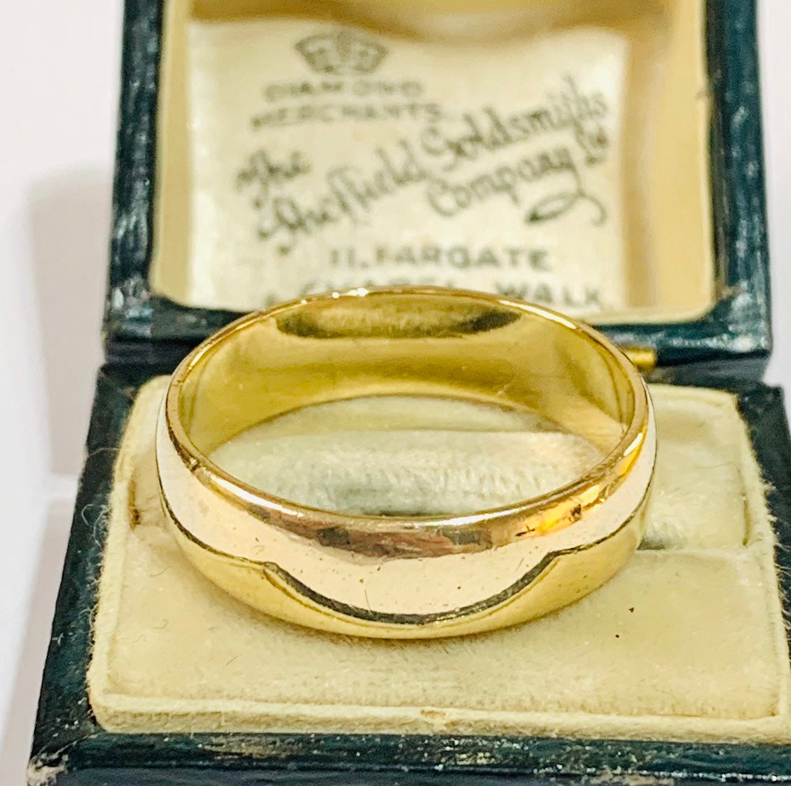 Superb vintage 9ct yellow gold Men's wedding ring fully