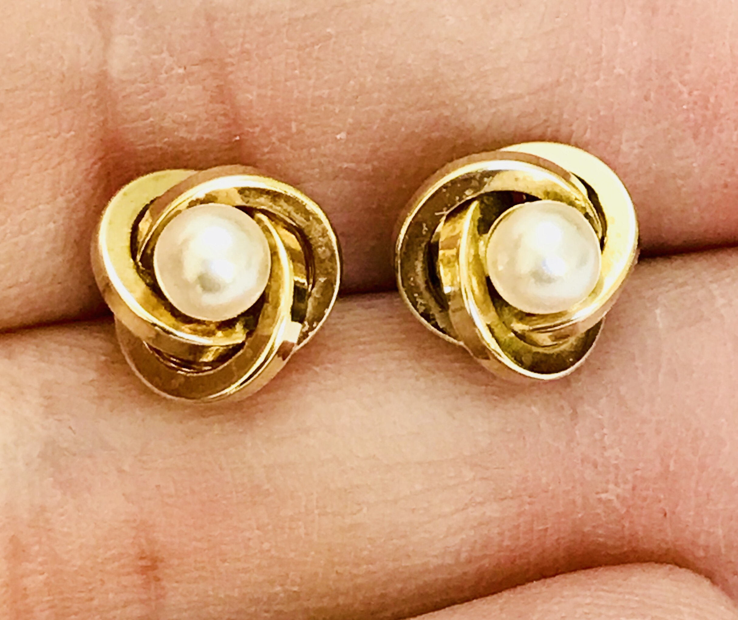 A super pair of vintage 9ct yellow gold pearl stud earrings