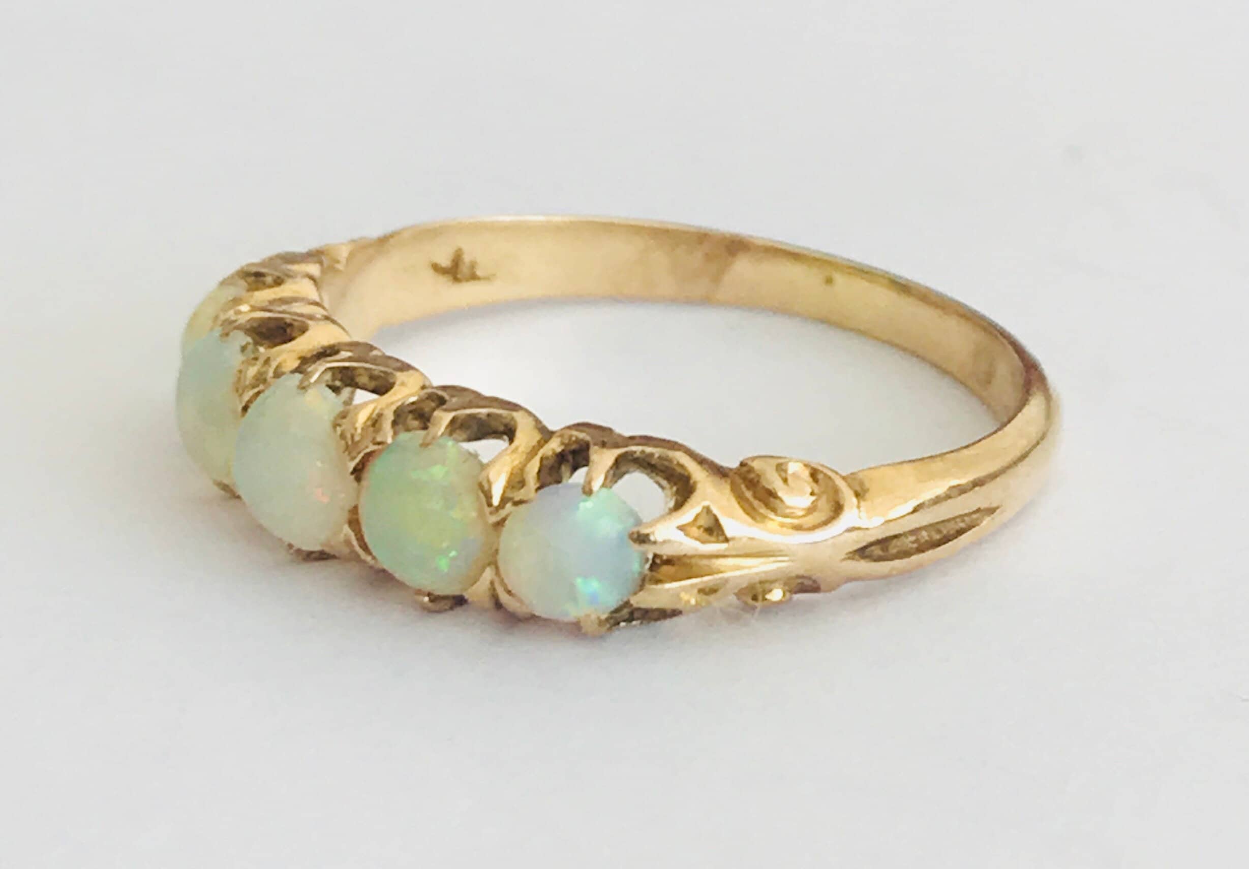 Fabulous antique 18ct gold Opal ring in excellent condition