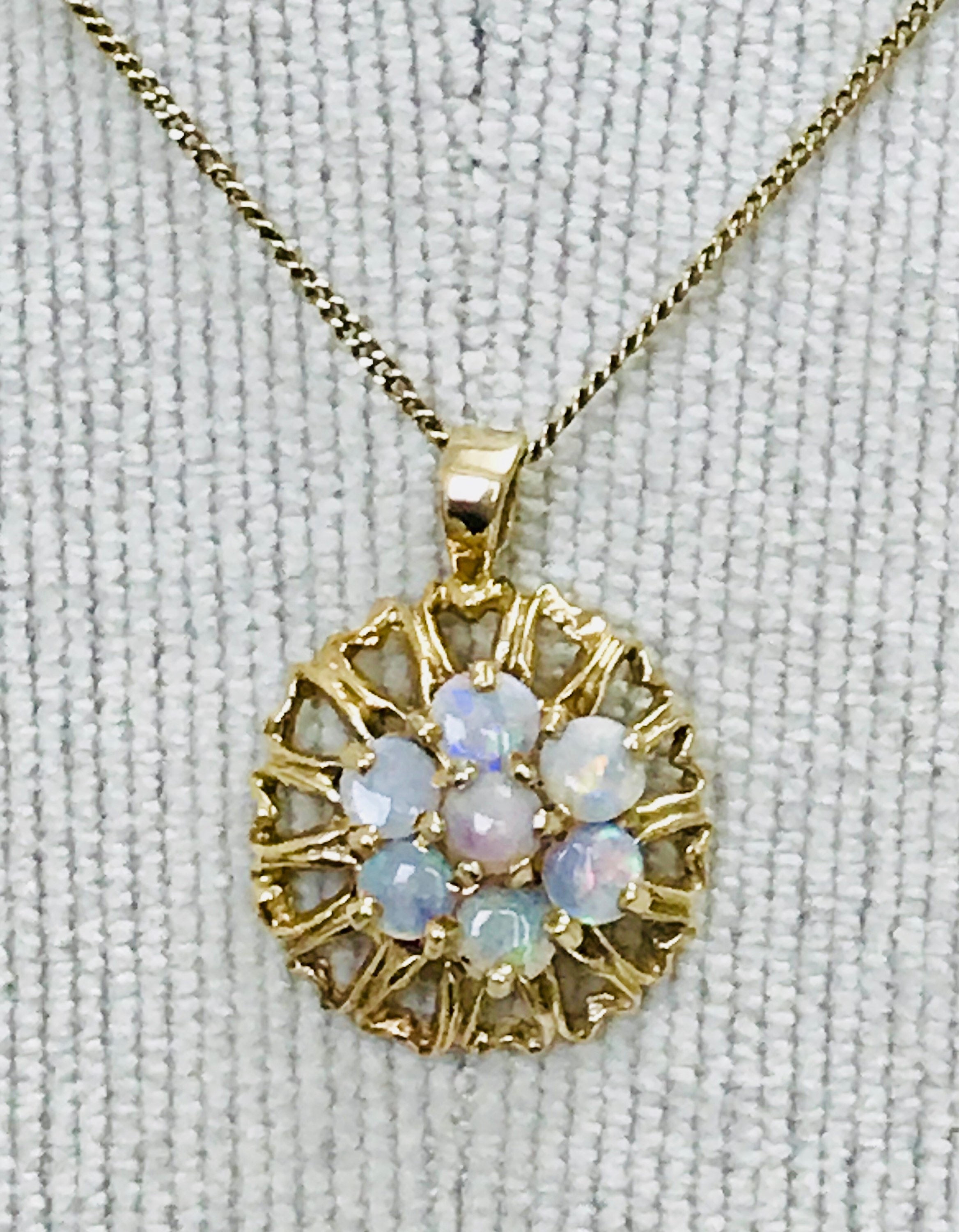Fabulous vintage 9ct gold Opal necklace - hallmarked London 1977