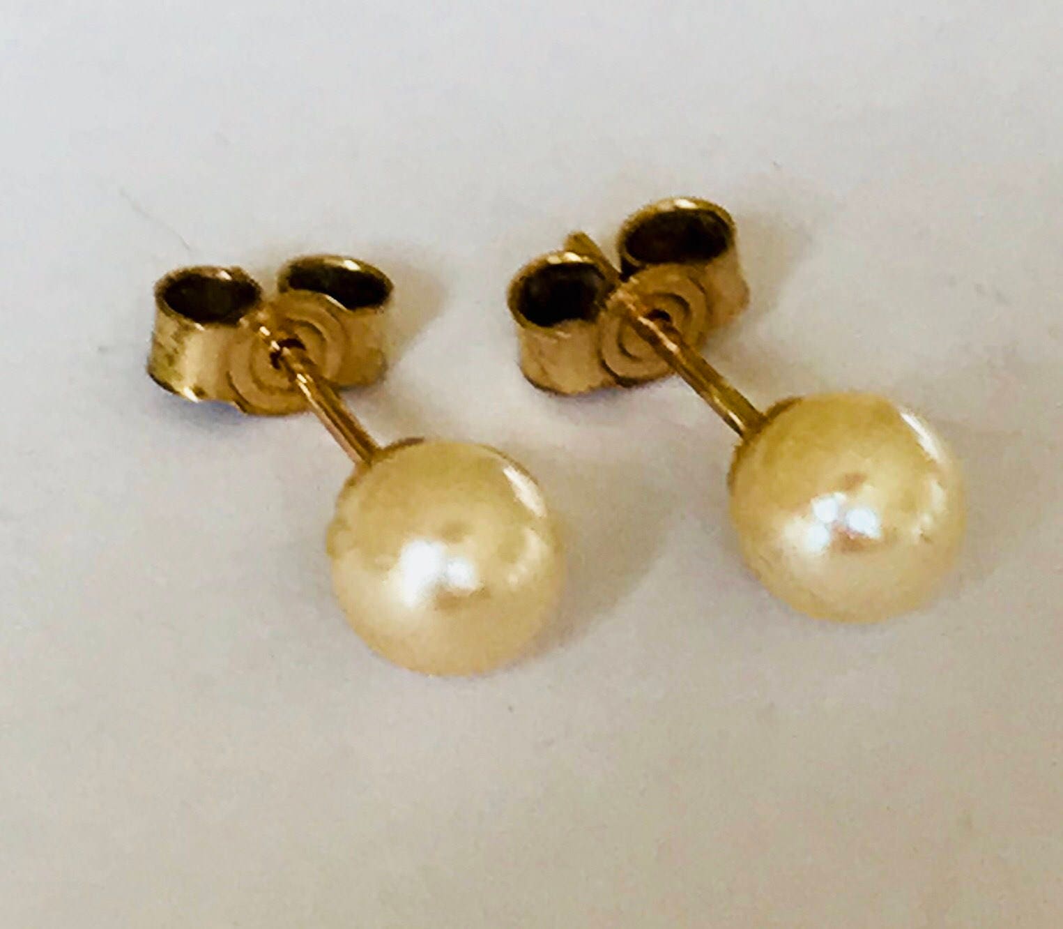 Stunning vintage 9ct yellow gold cultured Pearl stud earrings
