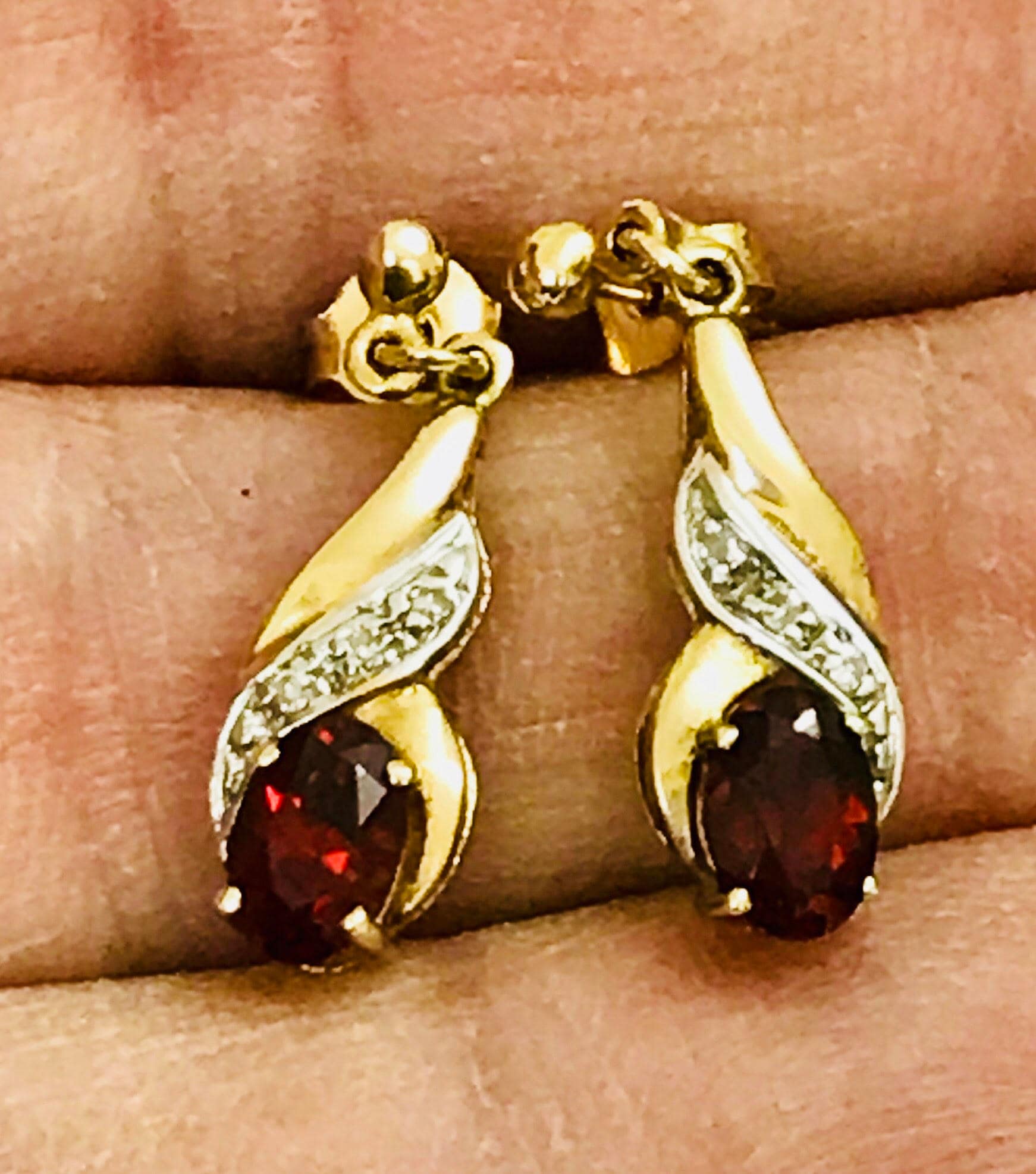 Stunning vintage 9ct gold & Diamond earrings