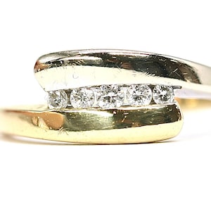 Superb vintage 18ct gold 0.15 Diamond crossover ring - fully hallmarked - size K or US 5