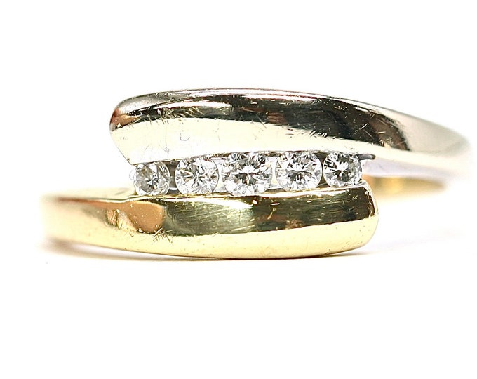 Superb vintage 18ct gold 0.15 Diamond crossover ring - fully hallmarked - size K or US 5