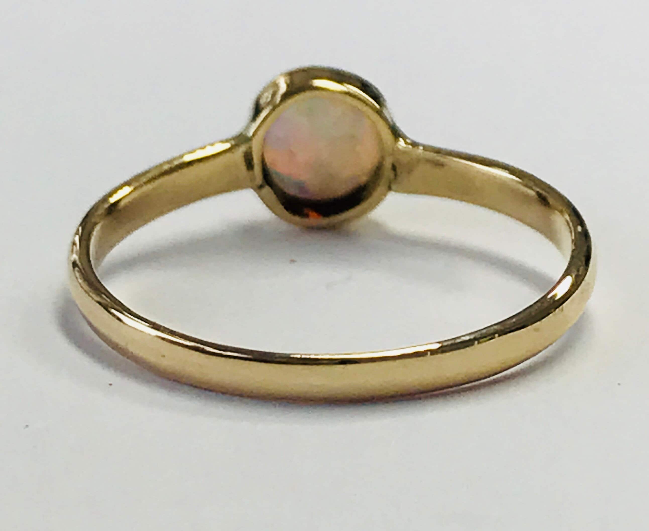 Stunning antique 9ct yellow gold Opal ring