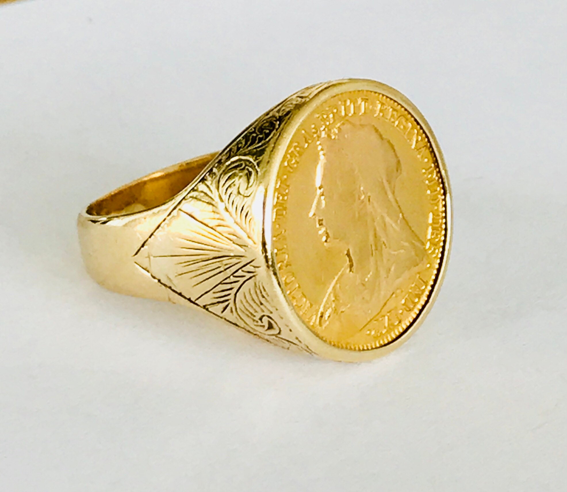 Superb antique Victorian 22ct gold half Sovereign ring