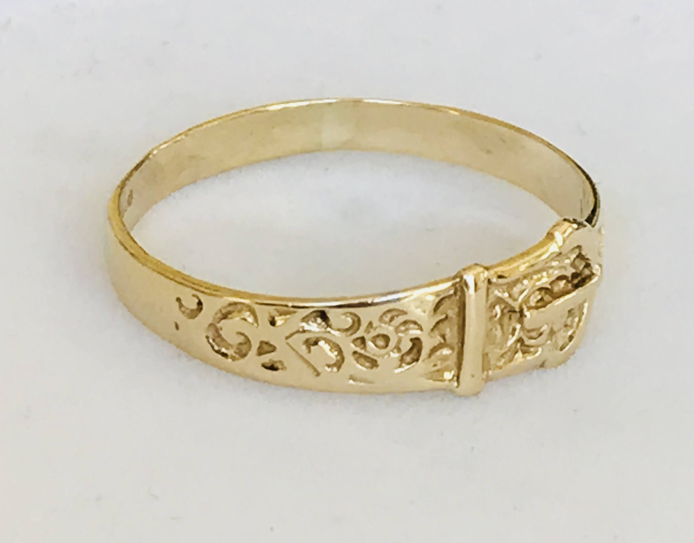Stunning vintage 9ct yellow gold buckle ring fully hallmarked