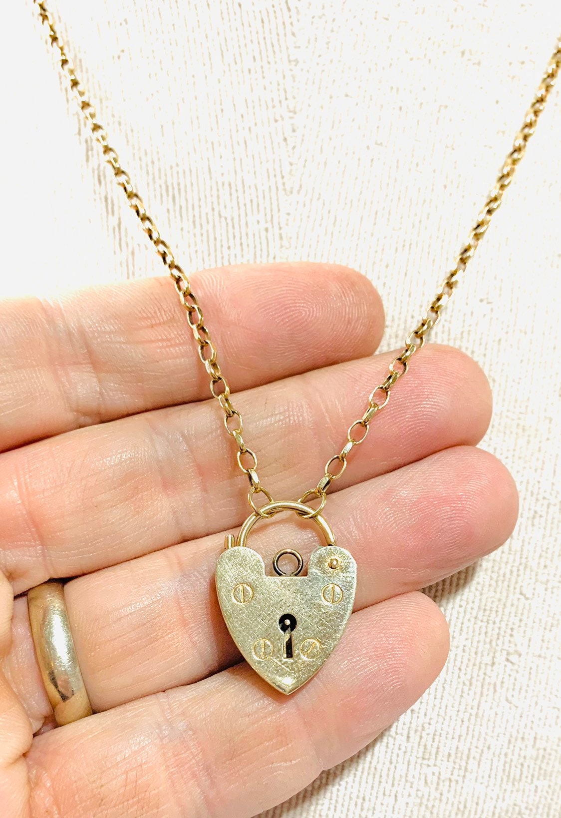 Stunning vintage 9ct gold necklace with oversized Padlock pendant fully hallmarked