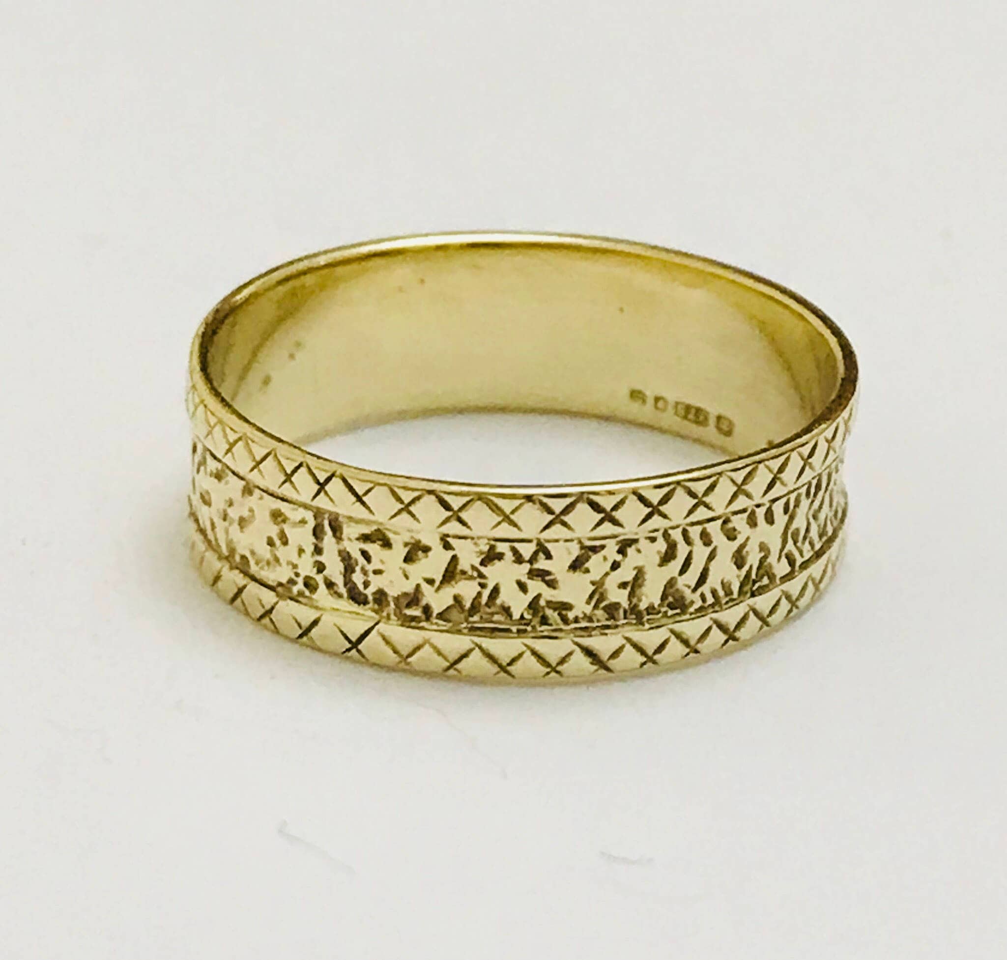 Lovely vintage 9ct gold wedding ring London 1978