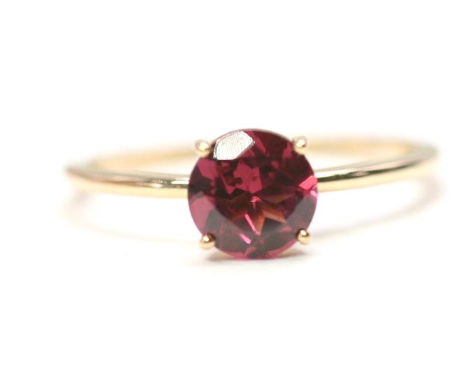 Superb 9ct gold Garnet solitaire ring - fully hallmarked - size L 1/2 or US 5 3/4