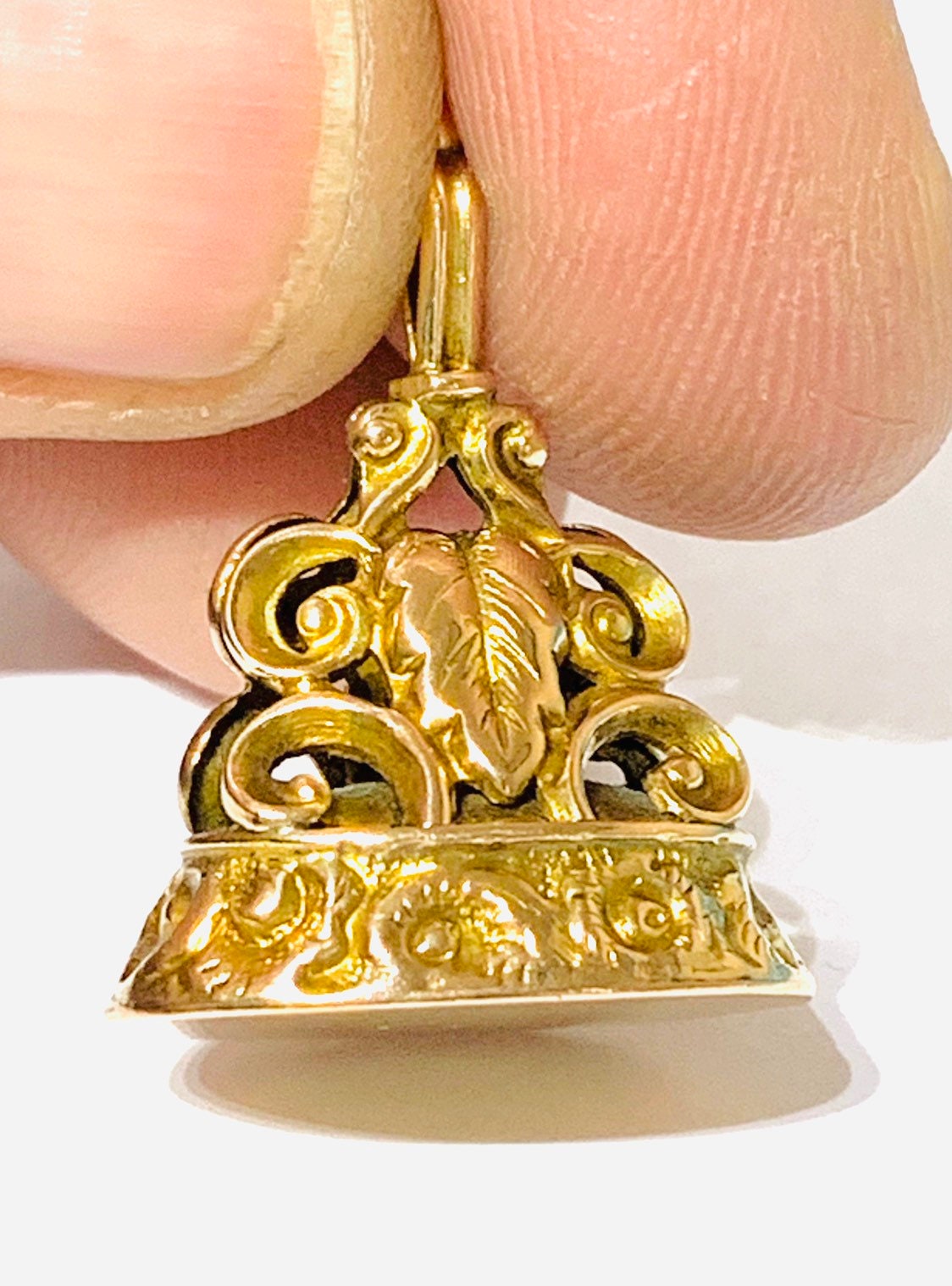 Stunning ornate vintage 9ct yellow gold fob pendant London 1963