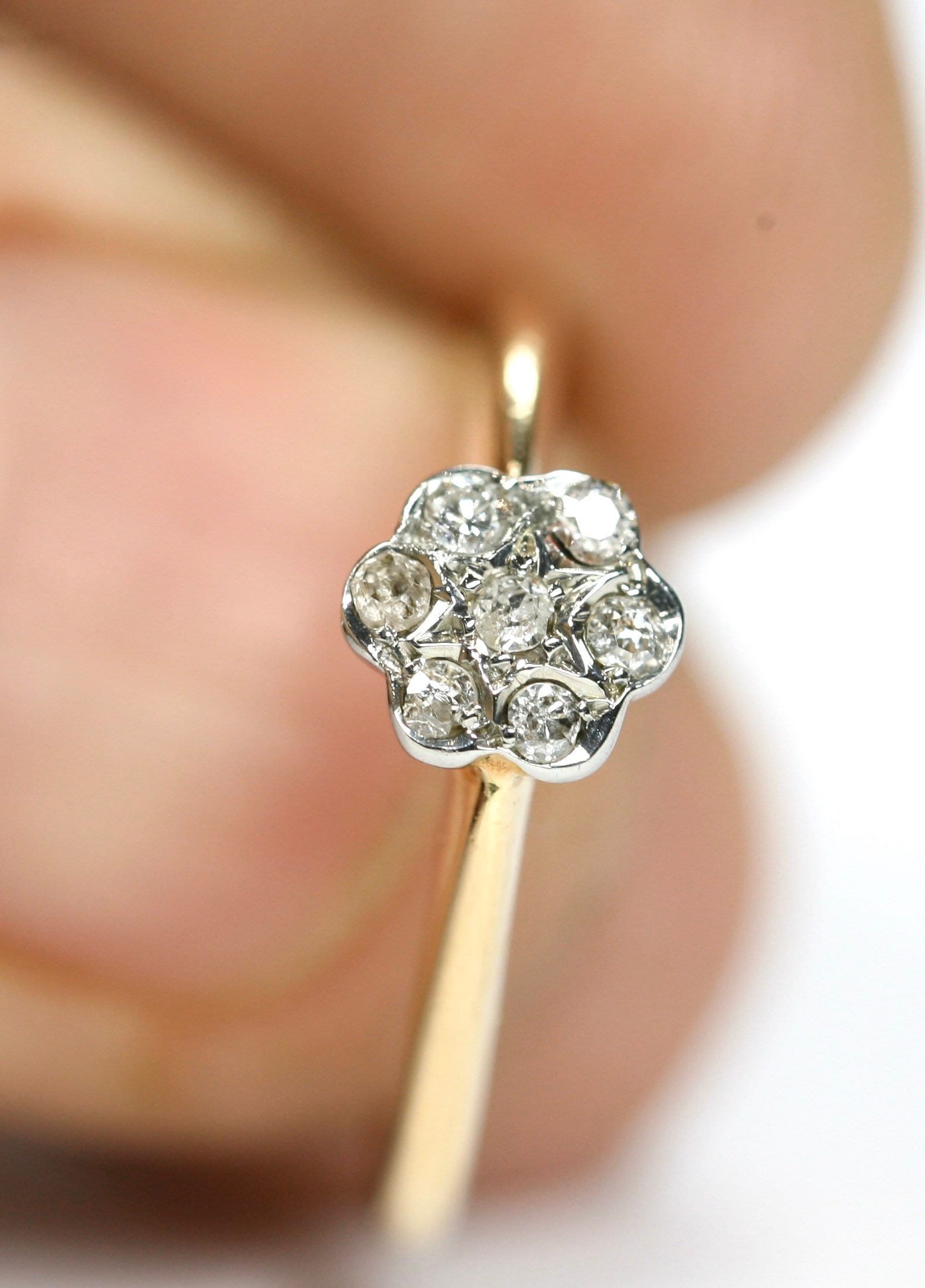 Beautifully sparkling 18ct gold Diamond Daisy engagement ring size M