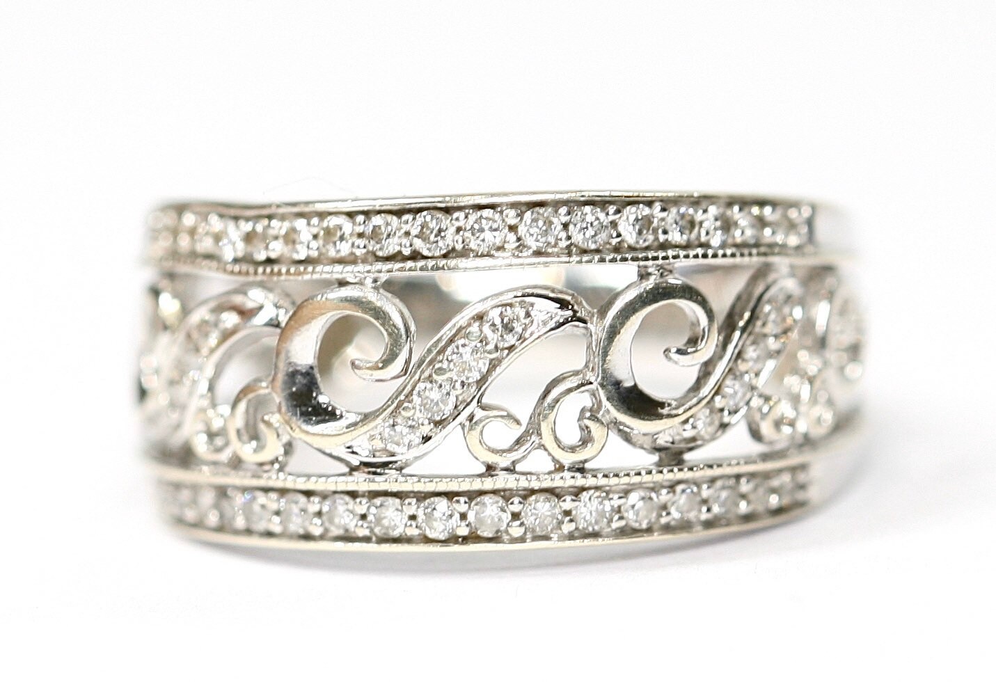 REDUCED ***Beautifully sparkling vintage 9ct white gold Diamond