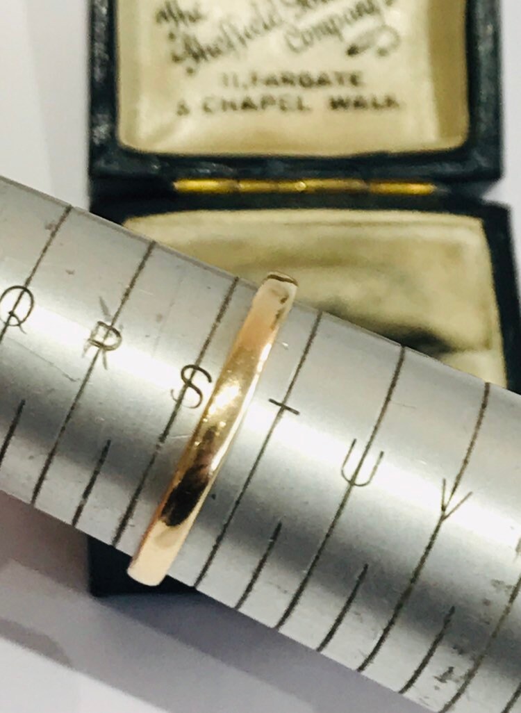 Superb vintage Dublin hallmarked 9ct gold wedding ring dated 1947