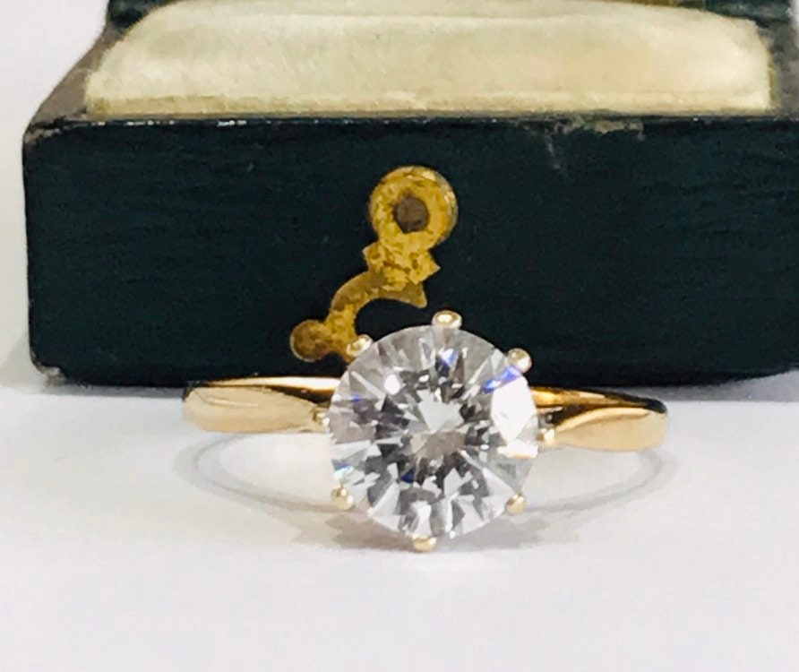 Stunning sparkling vintage 9ct gold Cubic Zirconia solitaire ring fully hallmarked Stunning sparkling vintage 9ct gold Cubic Zirconia solitaire ring fully hallmarked