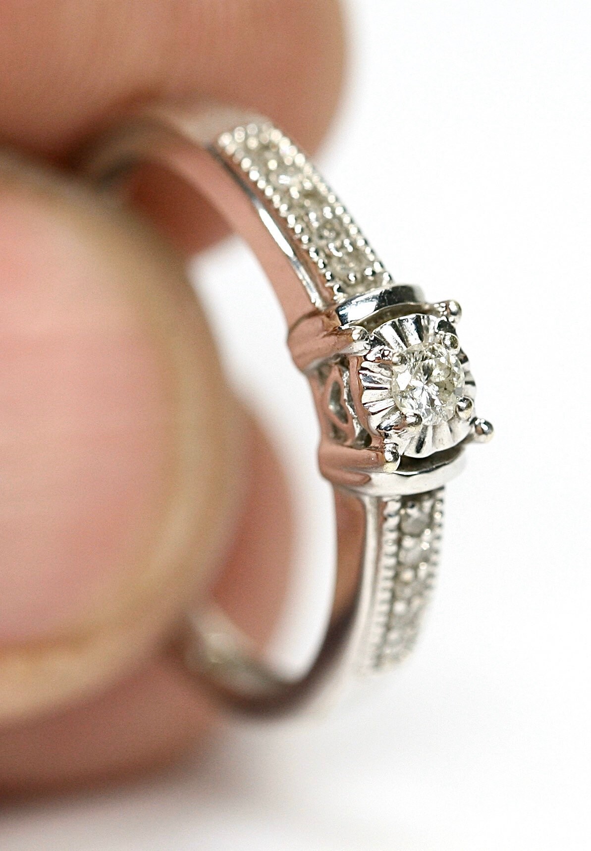 Stunning Sparkling Vintage 9ct white gold Diamond engagement ring